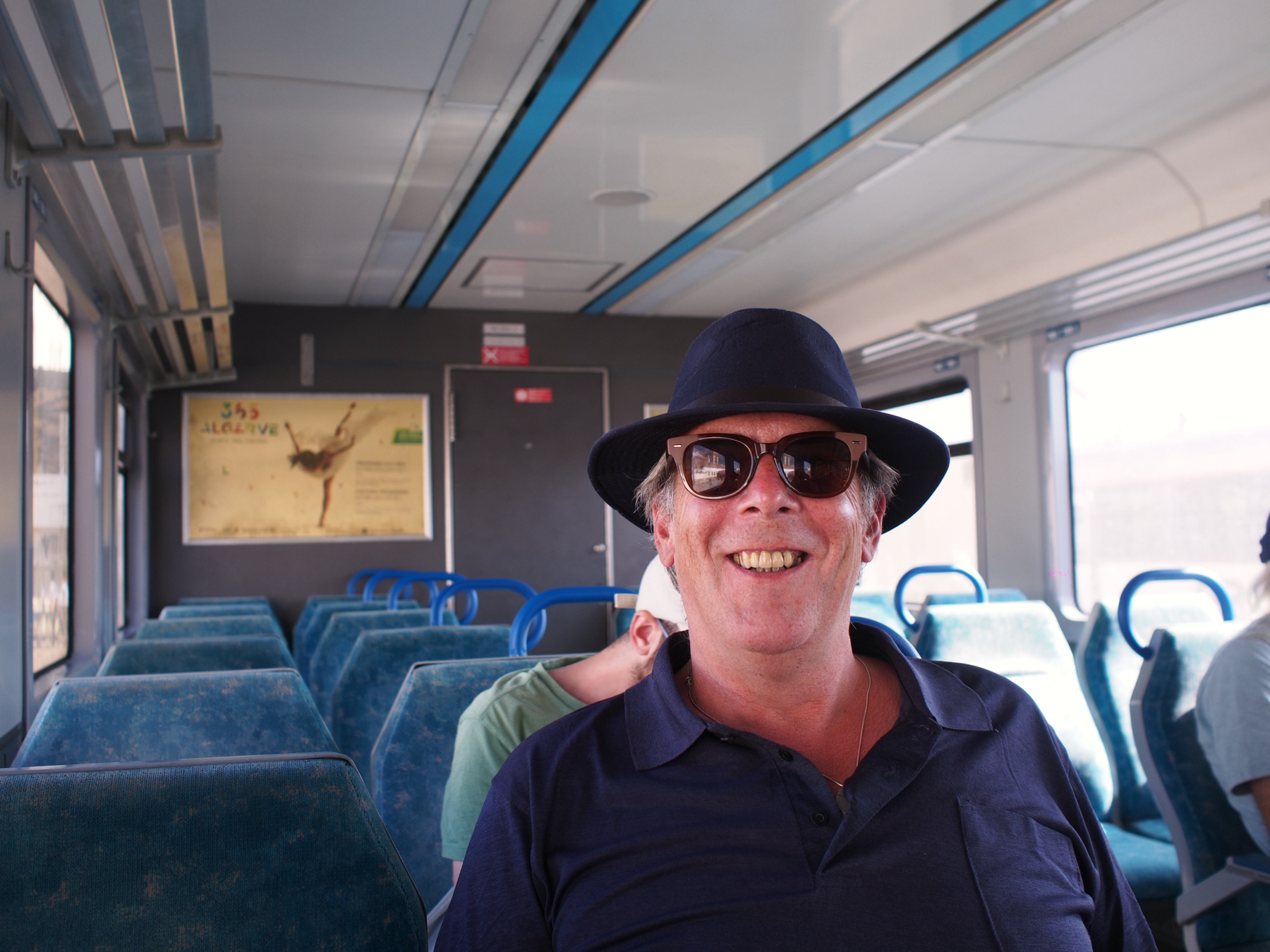 olivier con cappello blu