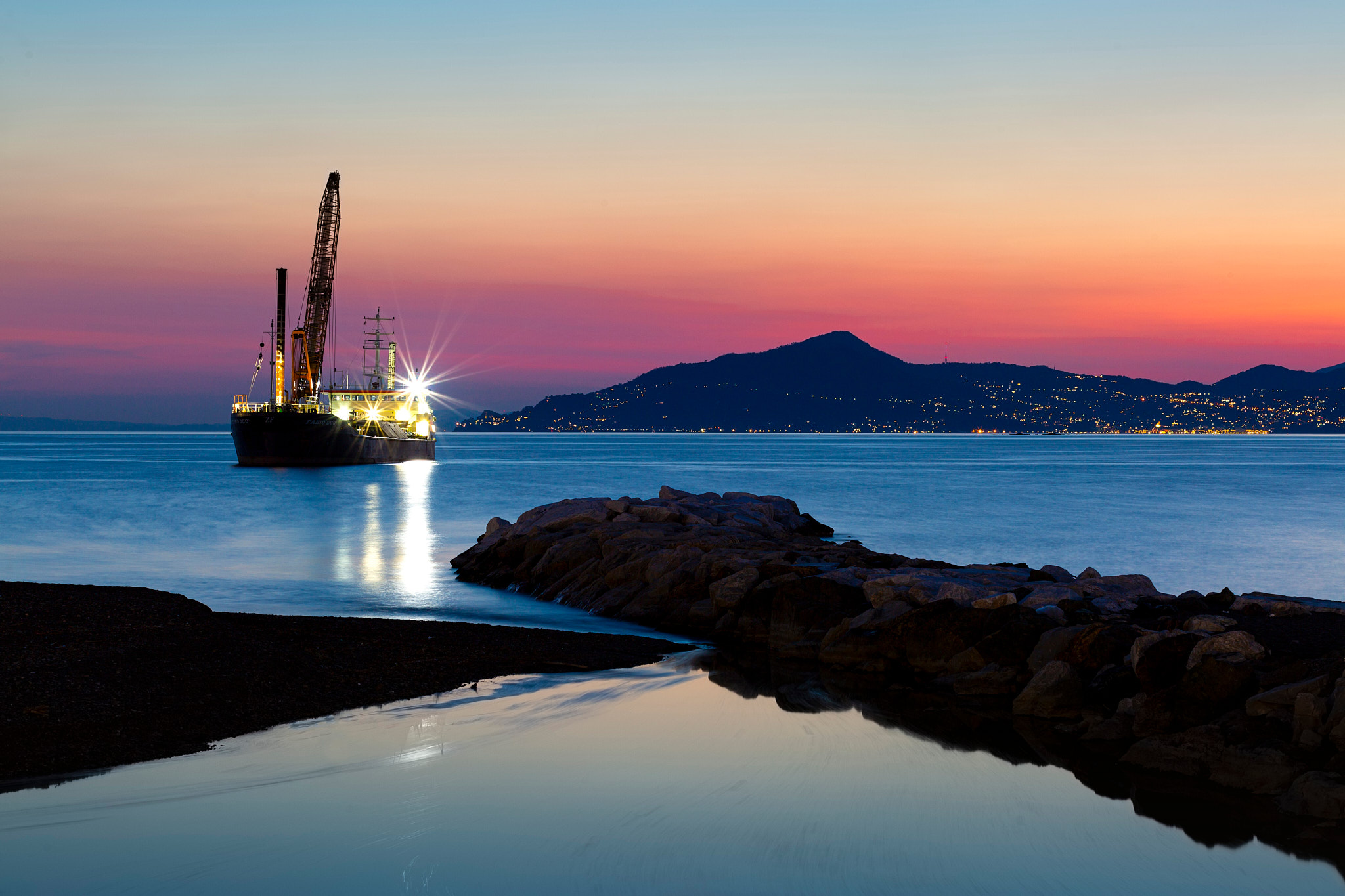 Cala la sera si accendono le luci