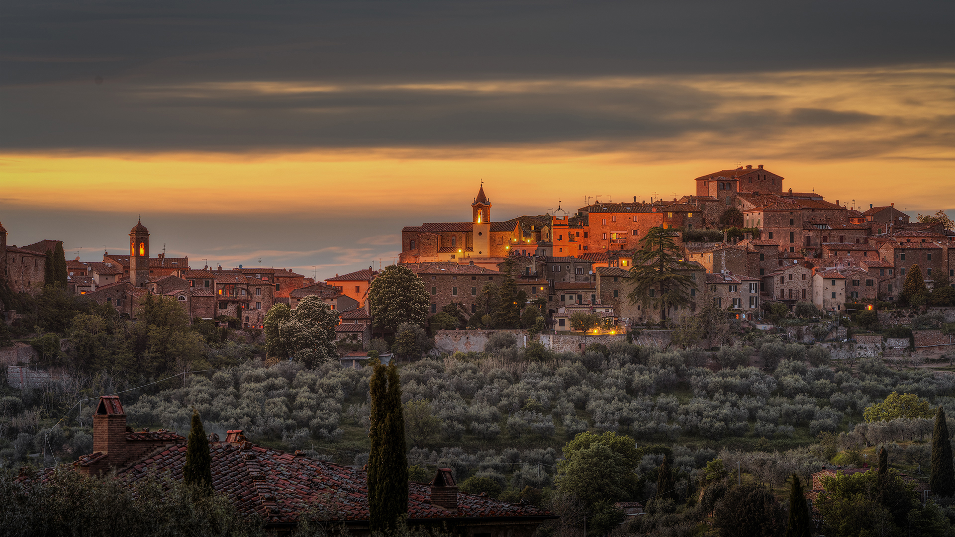 Last lights of the day in Montisi (Yes)
