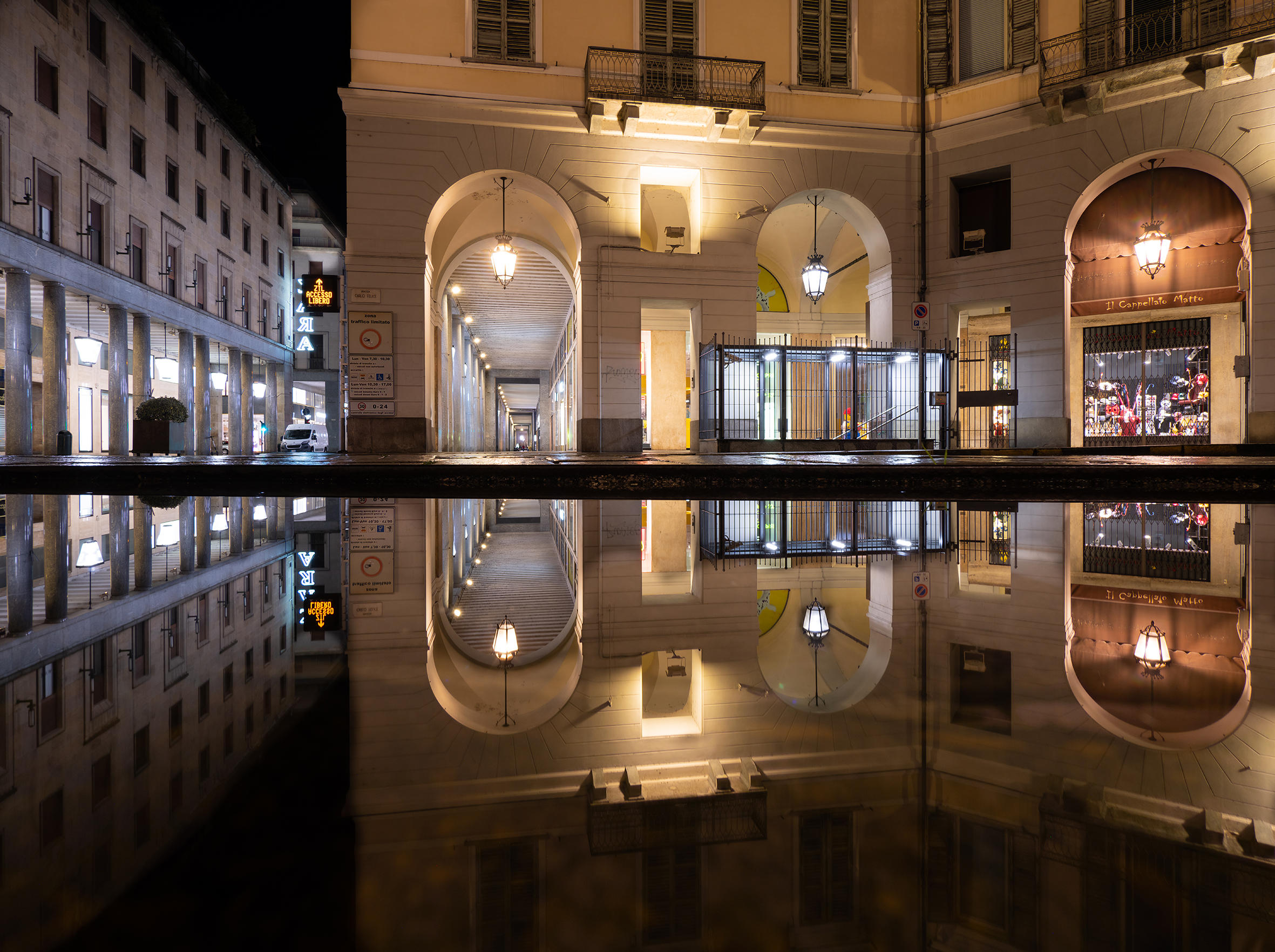 Piazza Carlo Felice angolo via Roma.