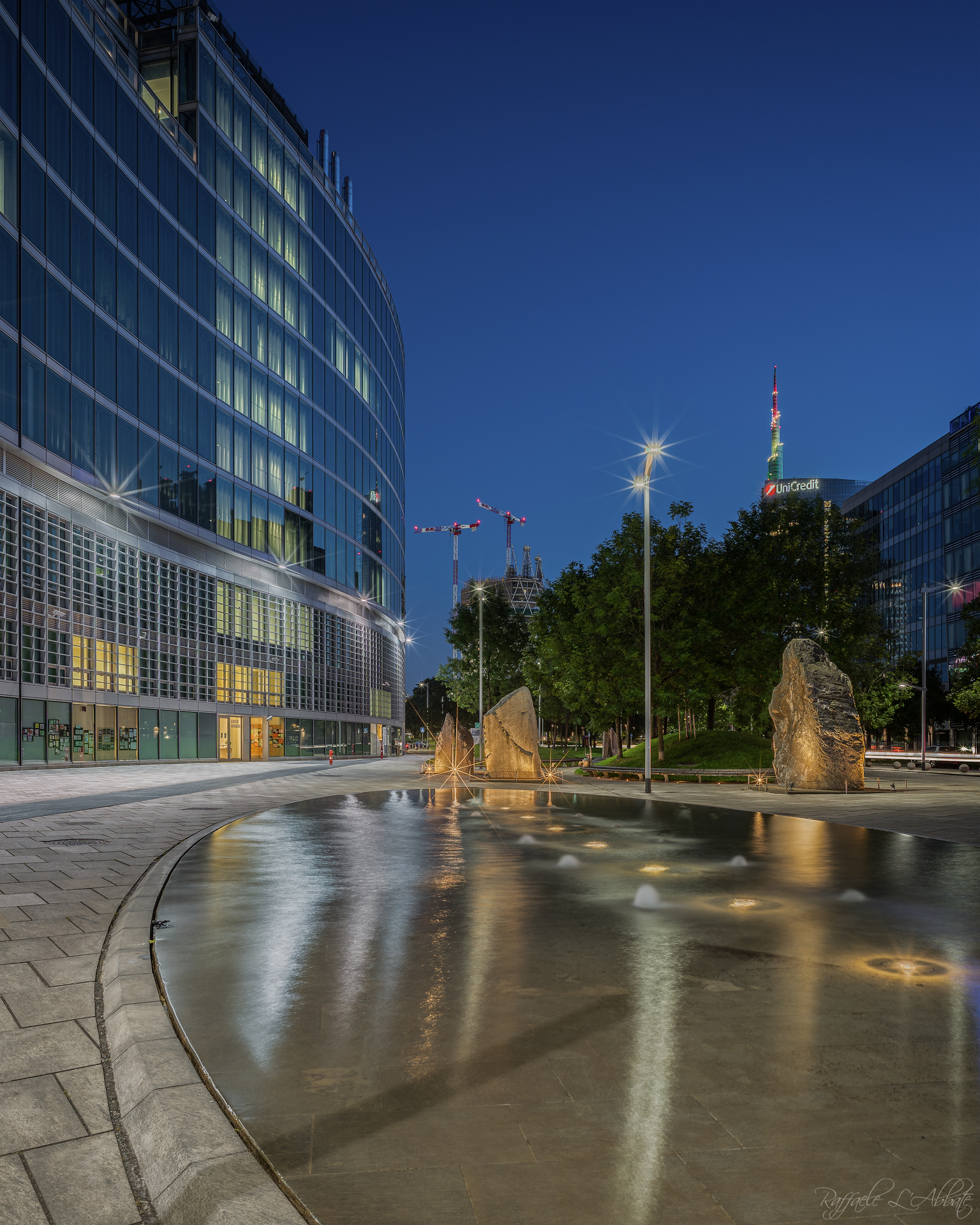 di fronte al palazzo della Regione