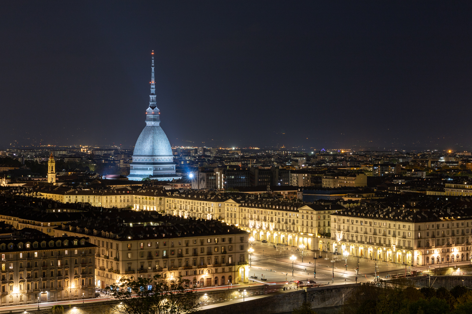 La notte abbraccia la città