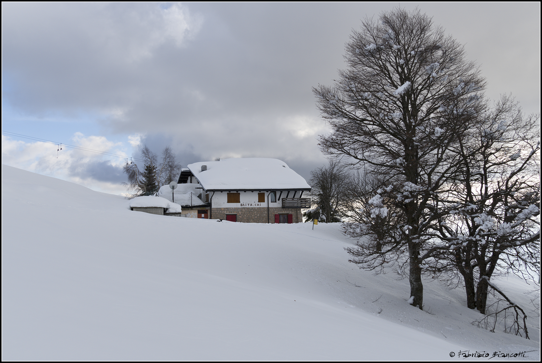 Baita del CAI dopo la nevicata