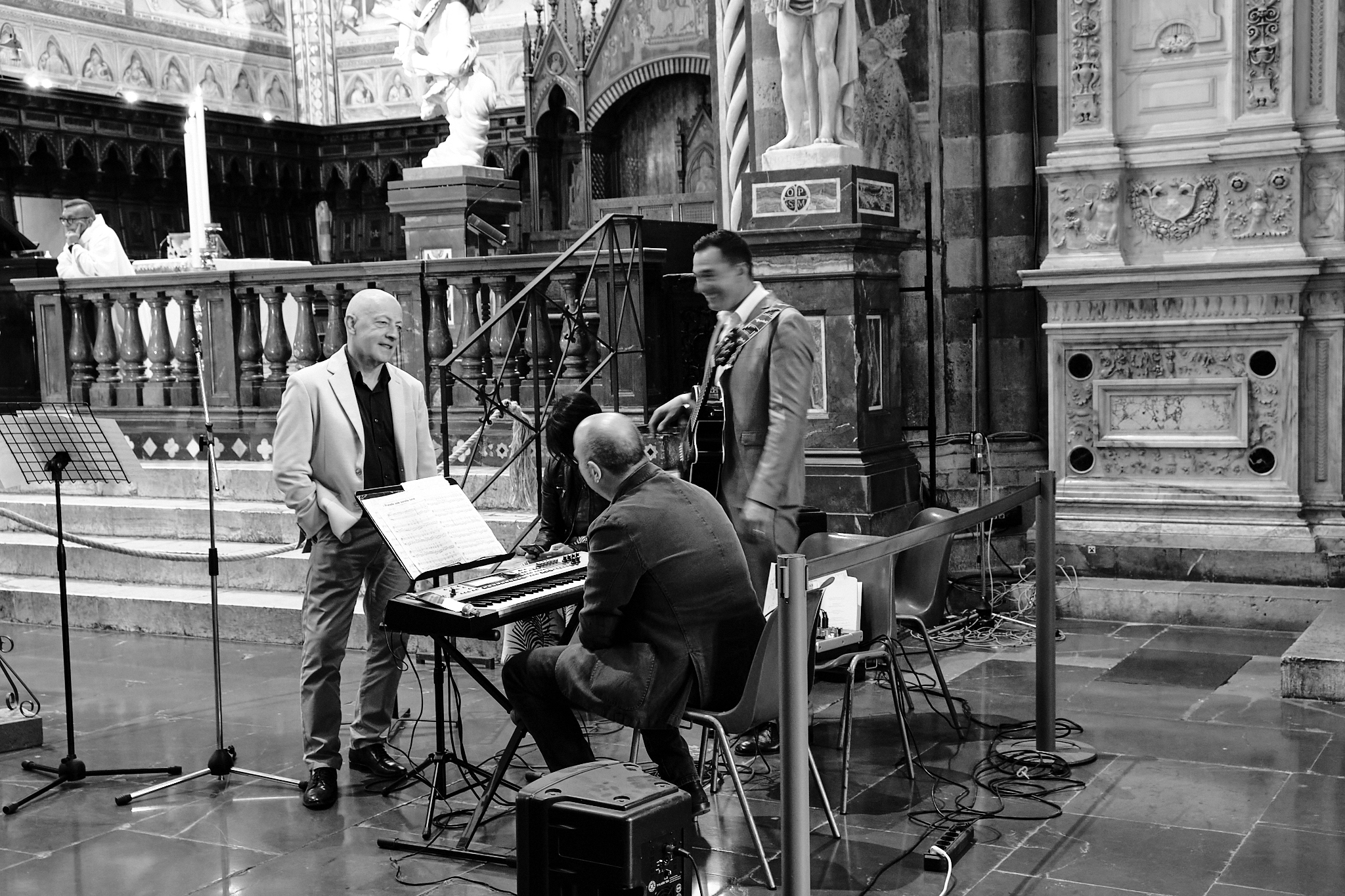 quattro amici al bar.... della chiesa (sottotitolo ma q