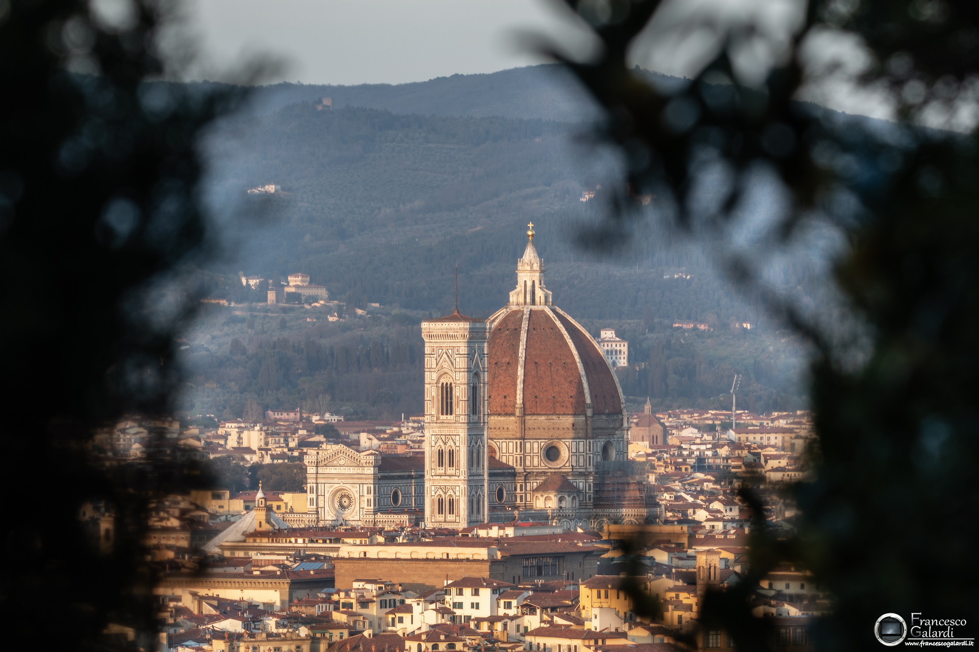 Duomo incorniciato al tramonto