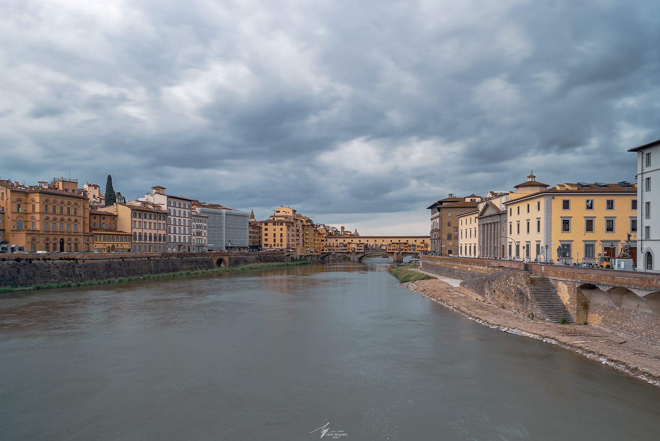 Firenze: Arno e Ponte Vecchio in una giornata nuvolosa