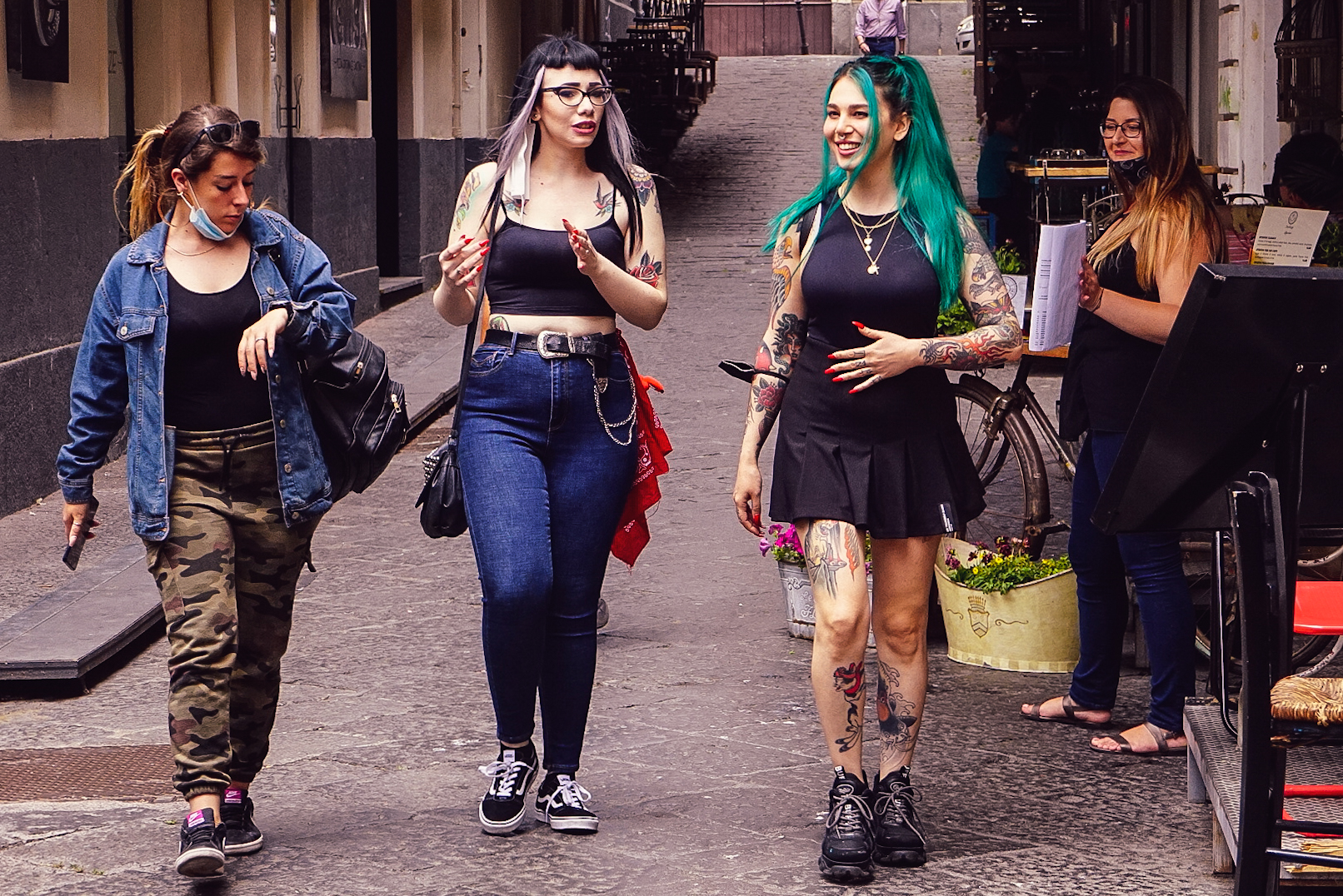 Between rebellion and provocation. Mood