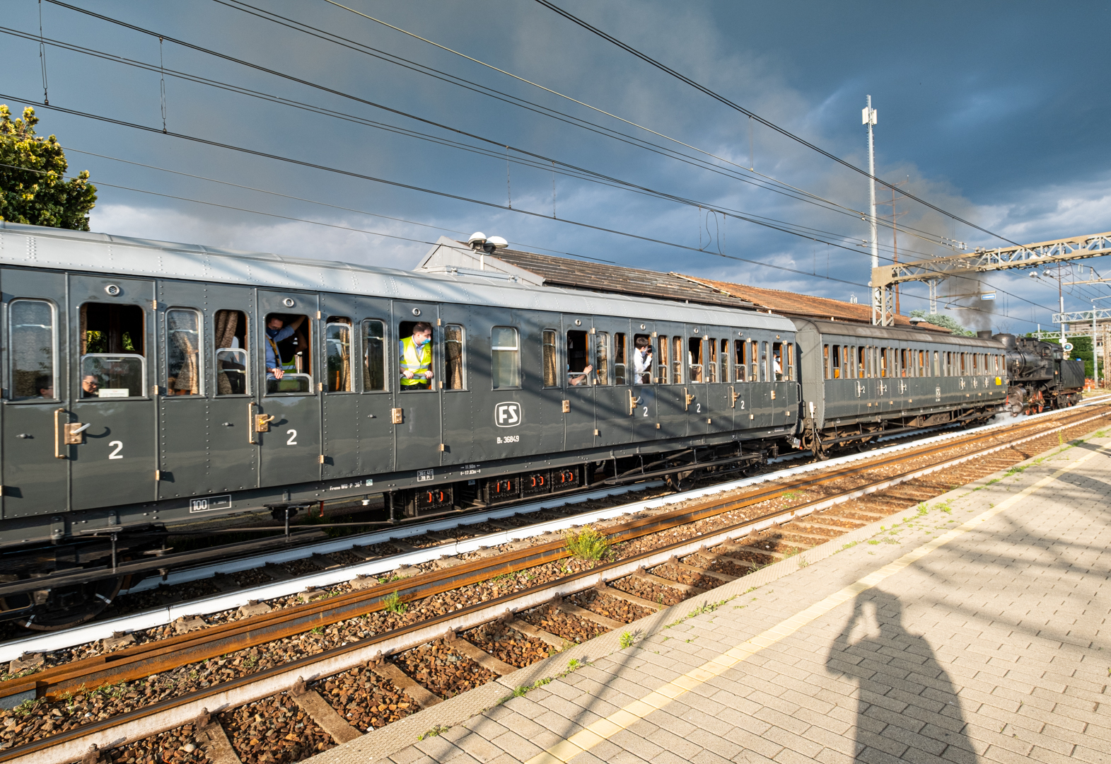 Treno a carbone con carrozze