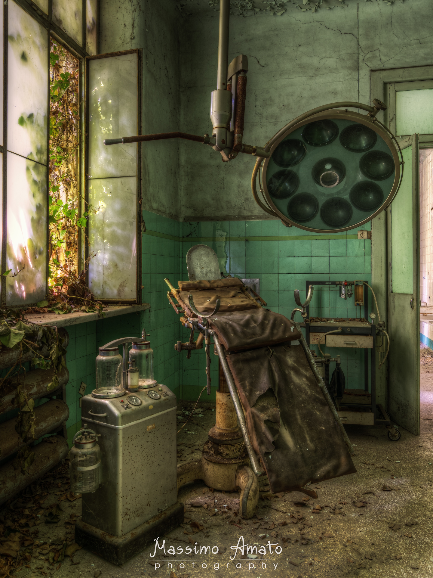 sala chirurgica nel tetro manicomio abbandonato