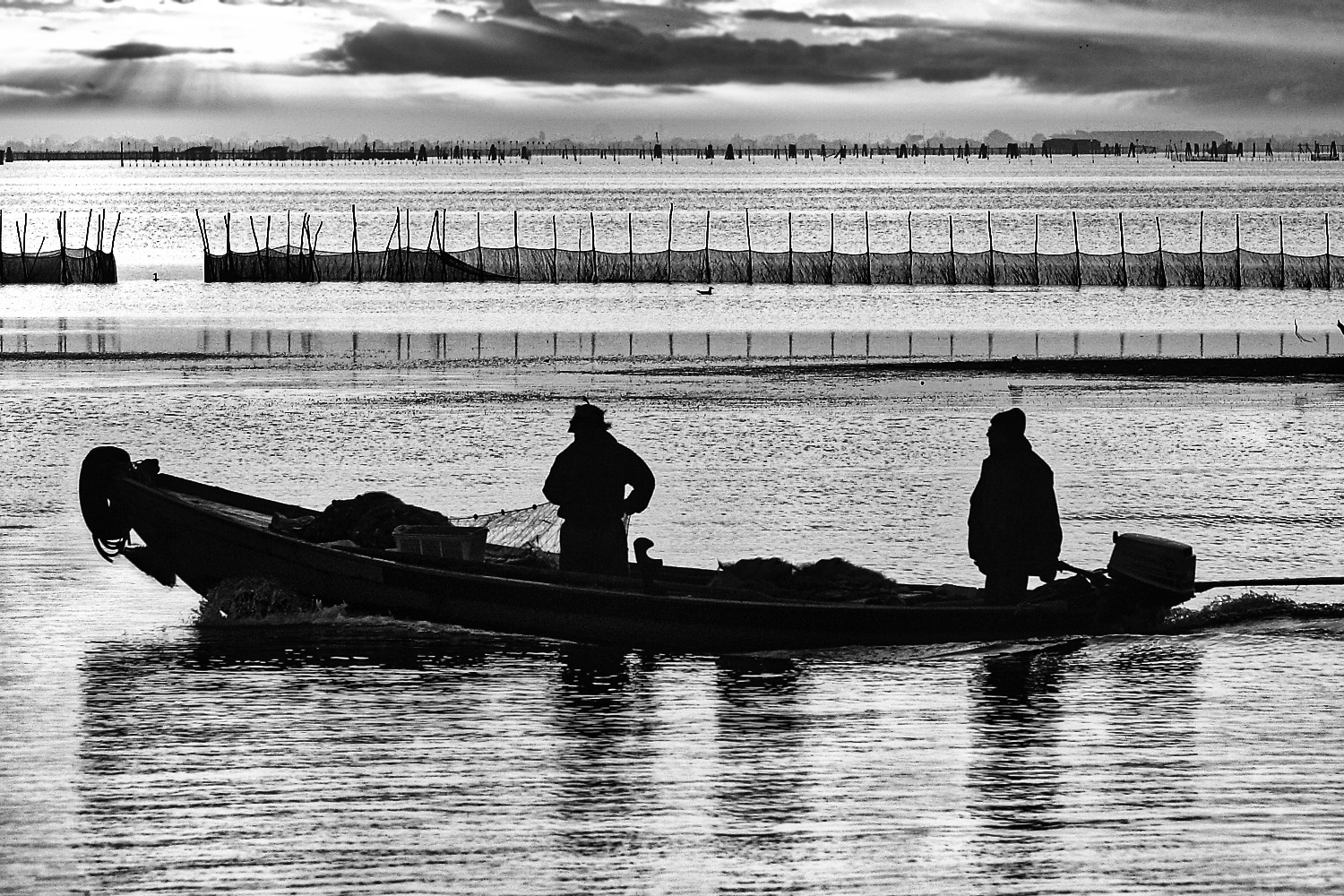 pescatori nelle valli al ritorno mentre si fa sera