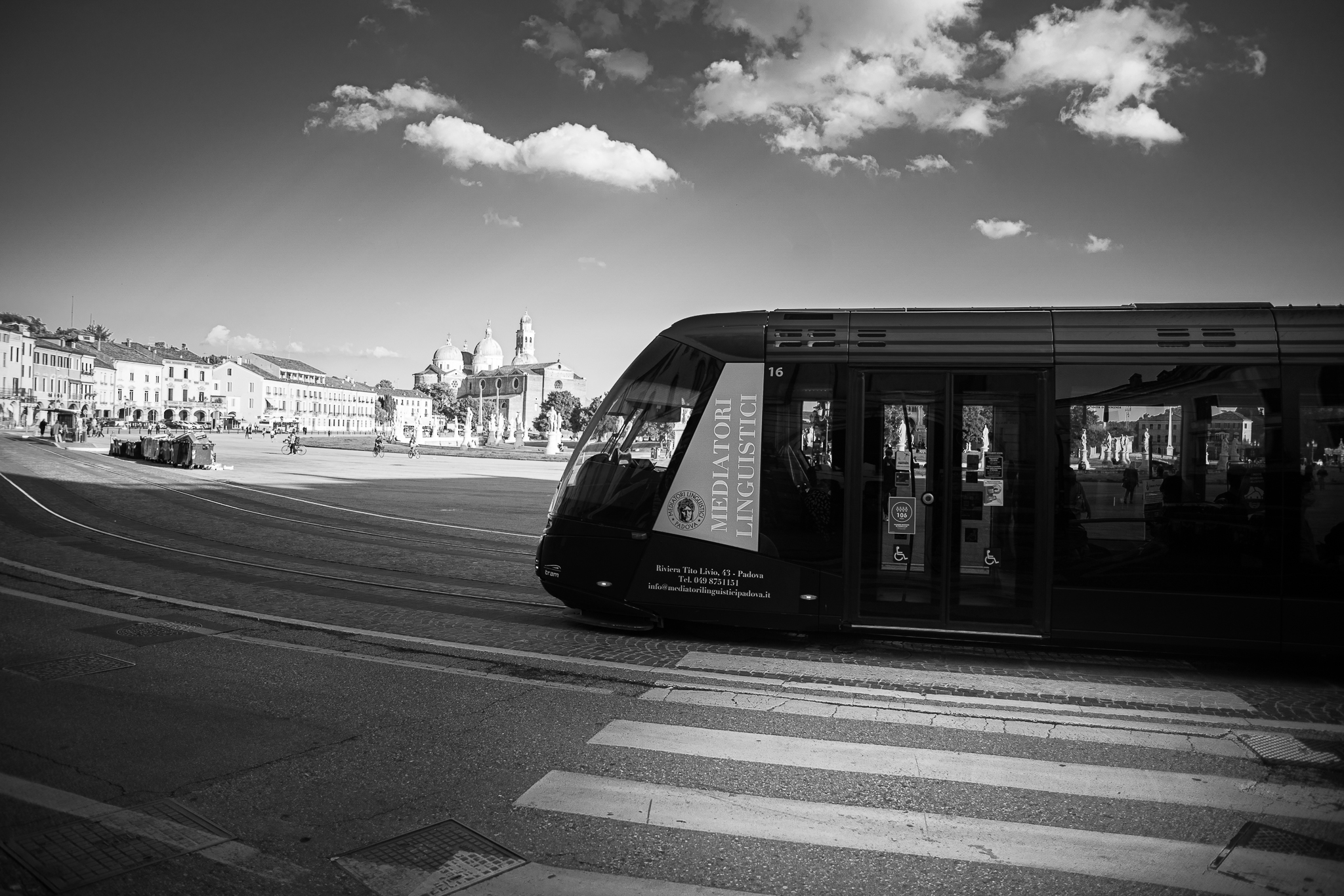 Padua, Prato della Valle, monorail tram