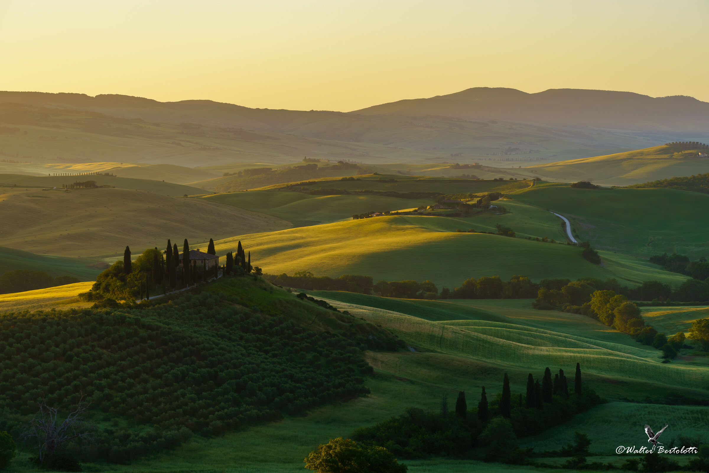 il sole sorge sulla valle