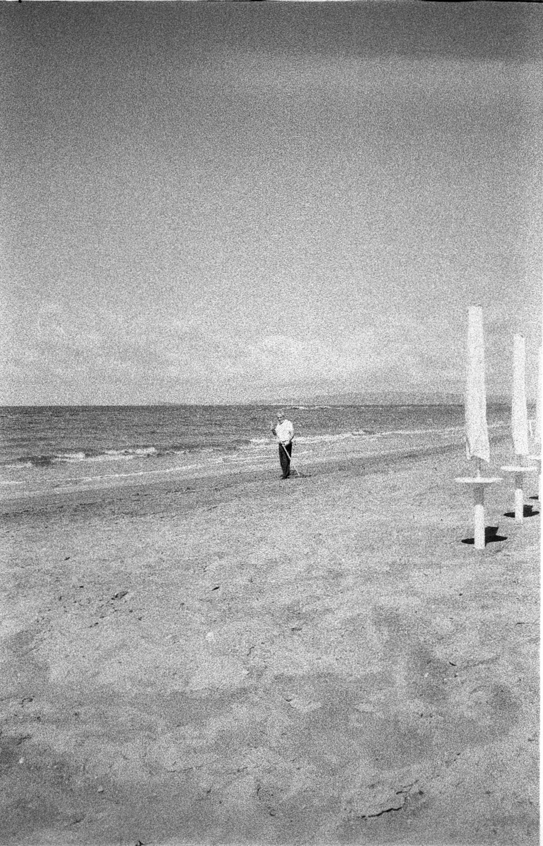 L'uomo che rastrella la spiaggia