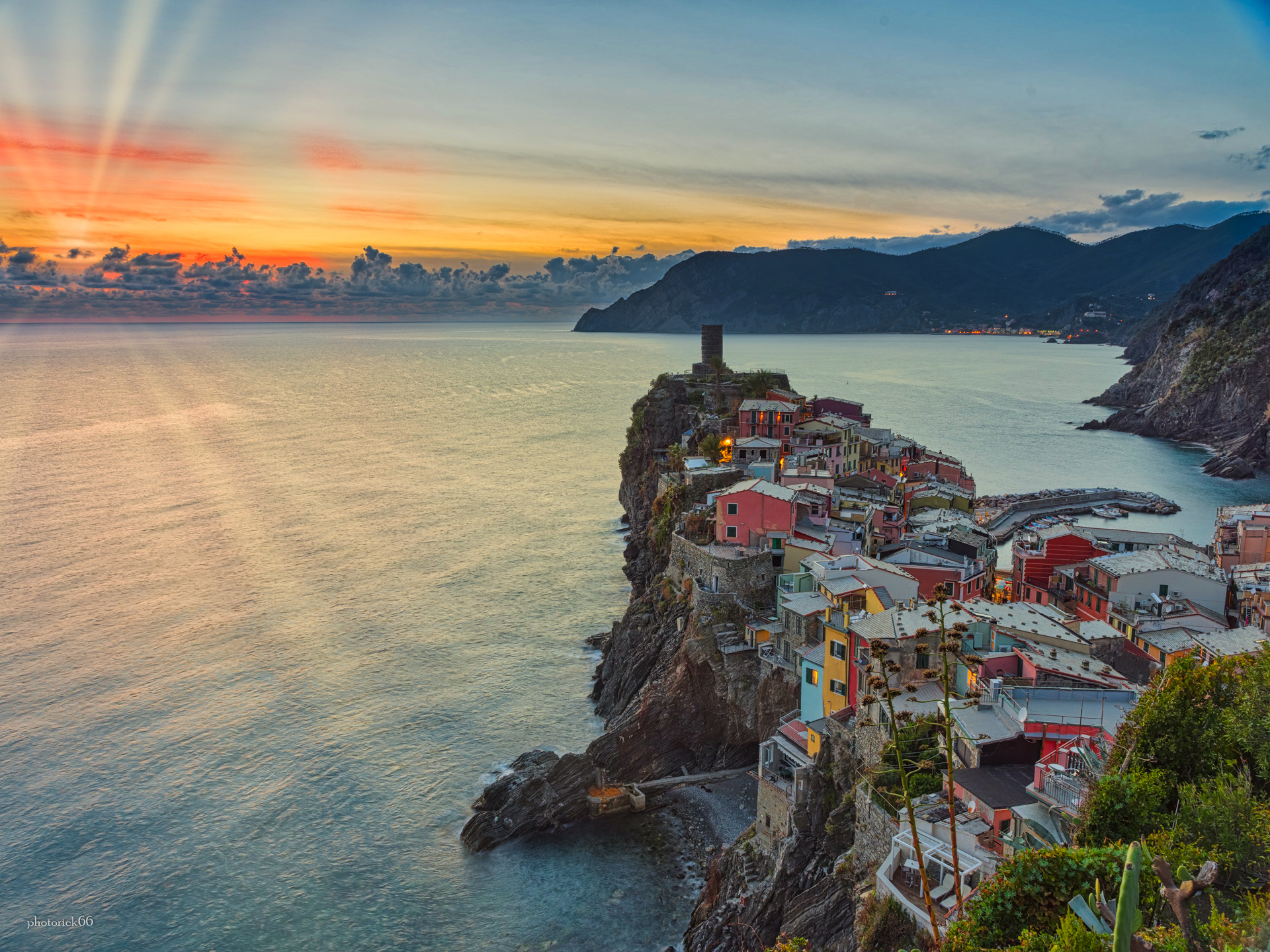 il tramonto dalla Terra che "punta" al largo