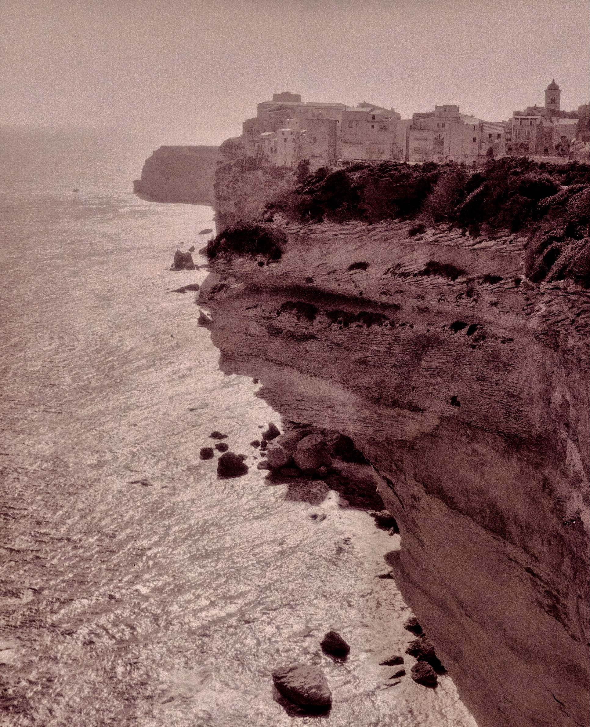 Lo scoglio e il paese sospesi sul mare