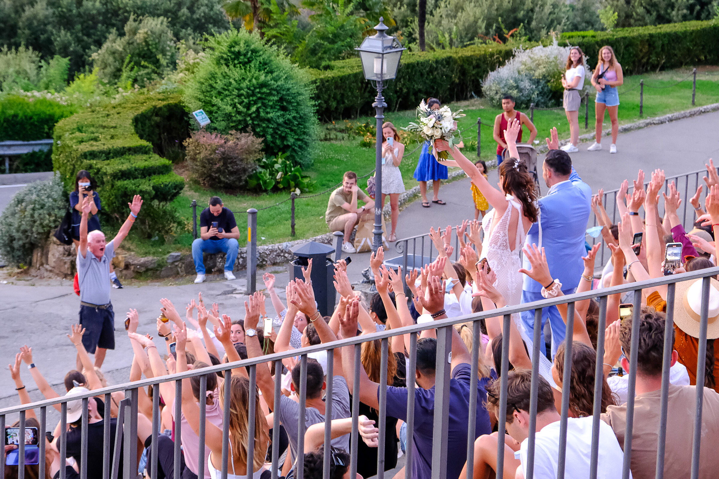La “ola” per gli sposi