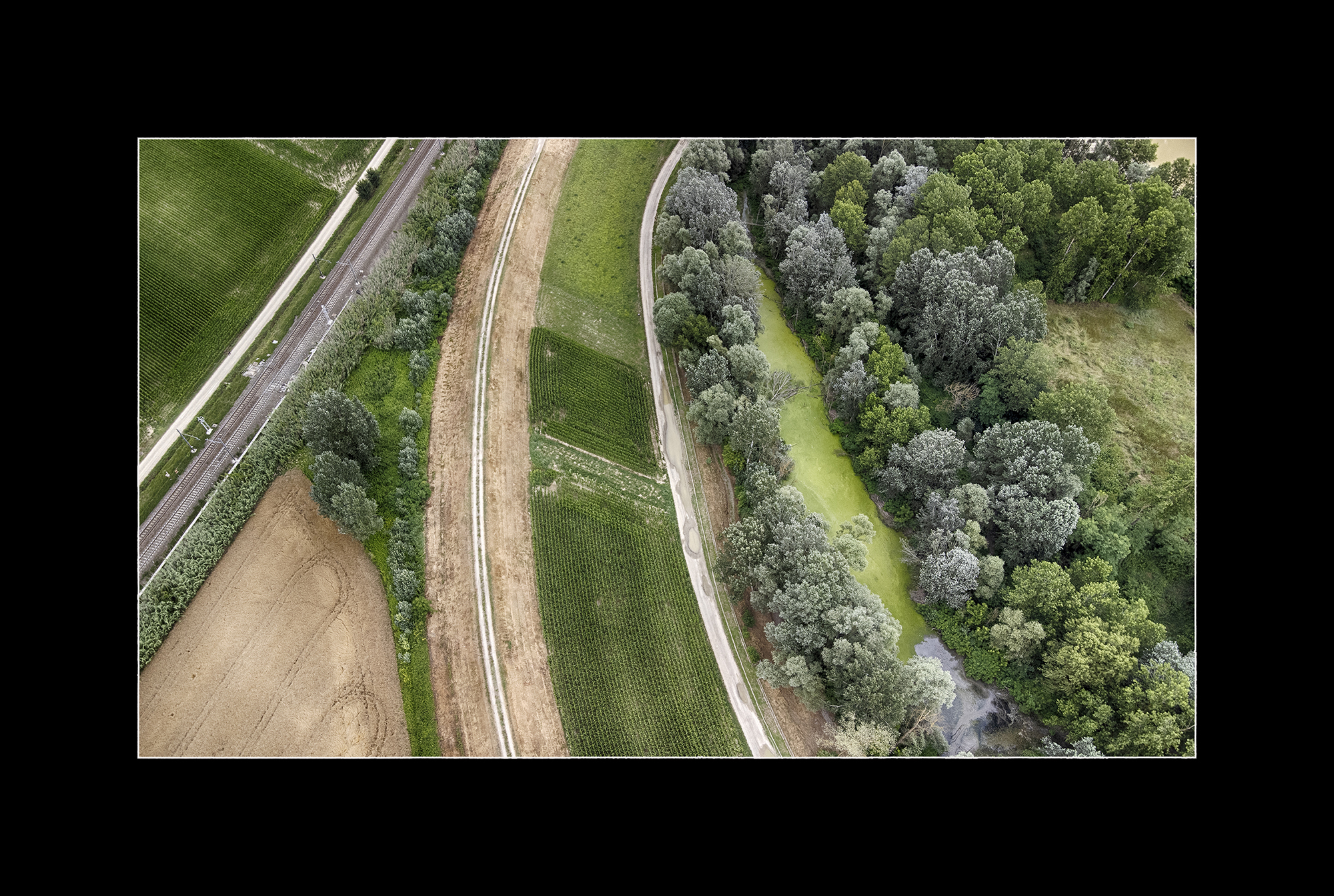 Il Fiume, la lanca, l'argine, la strada ferrata.