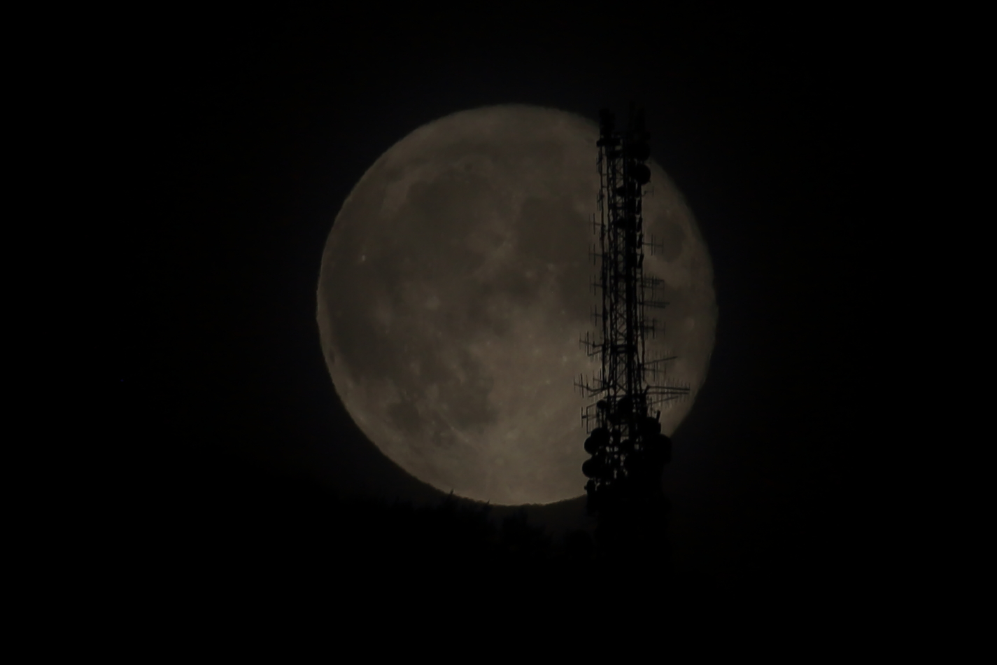 la luna e le antenne