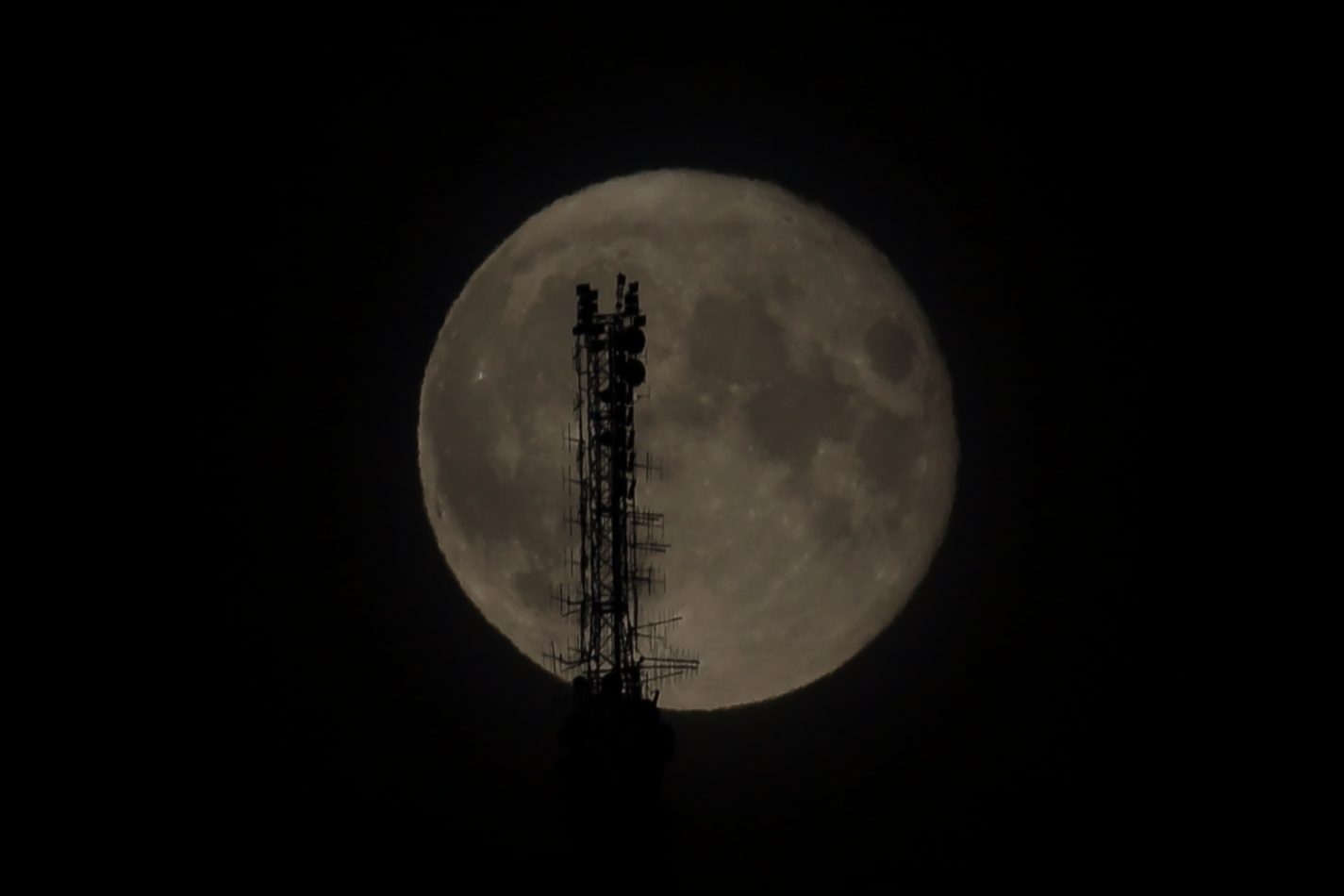 la luna e le antenne