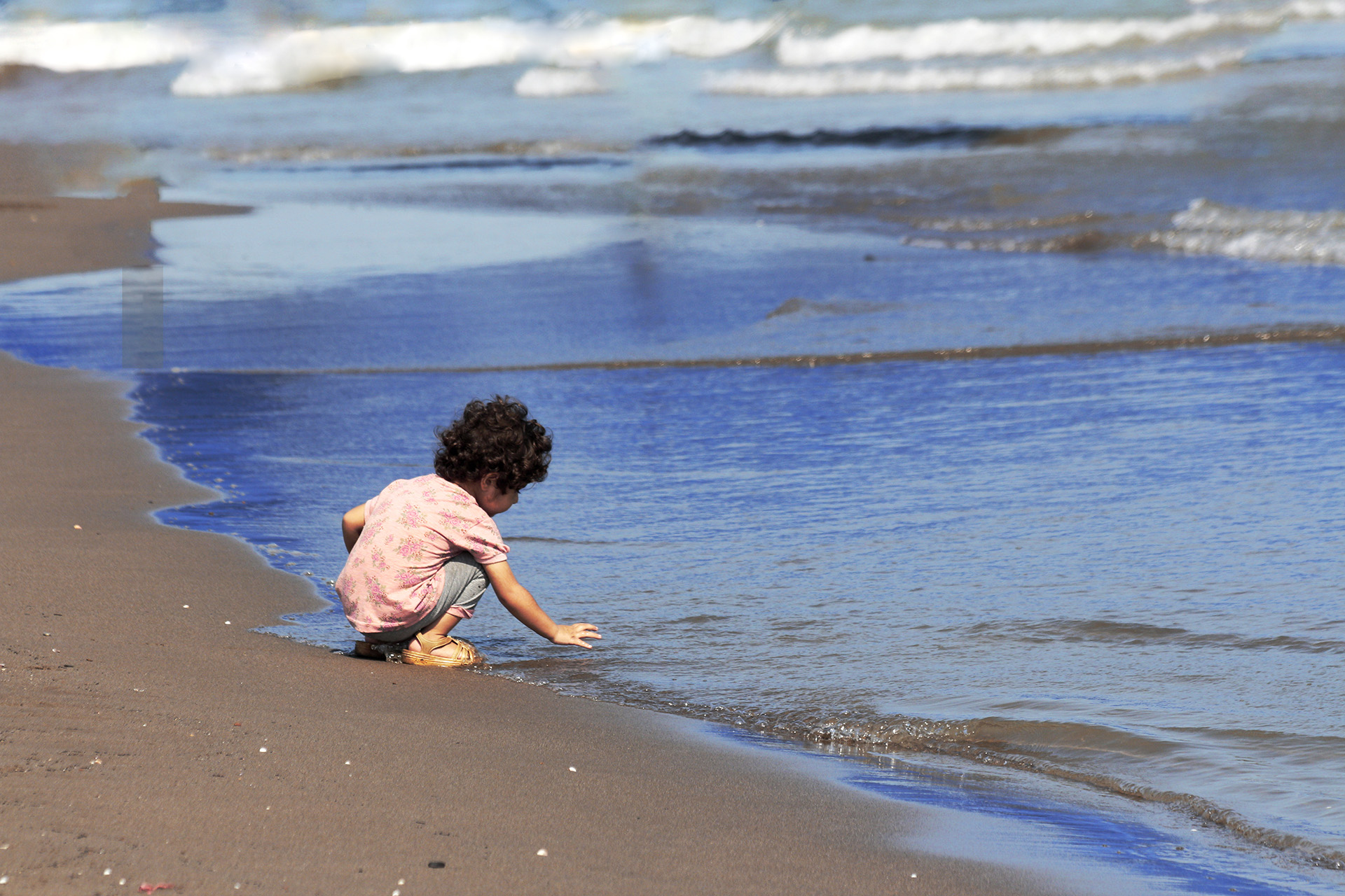 Bambino in fondo al mare