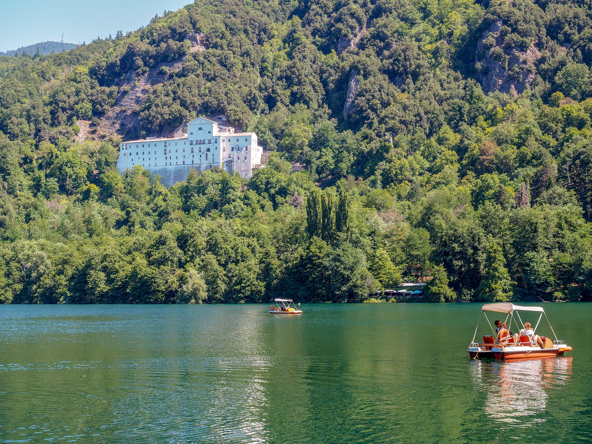 Tour of the lake by pedal boat ...
