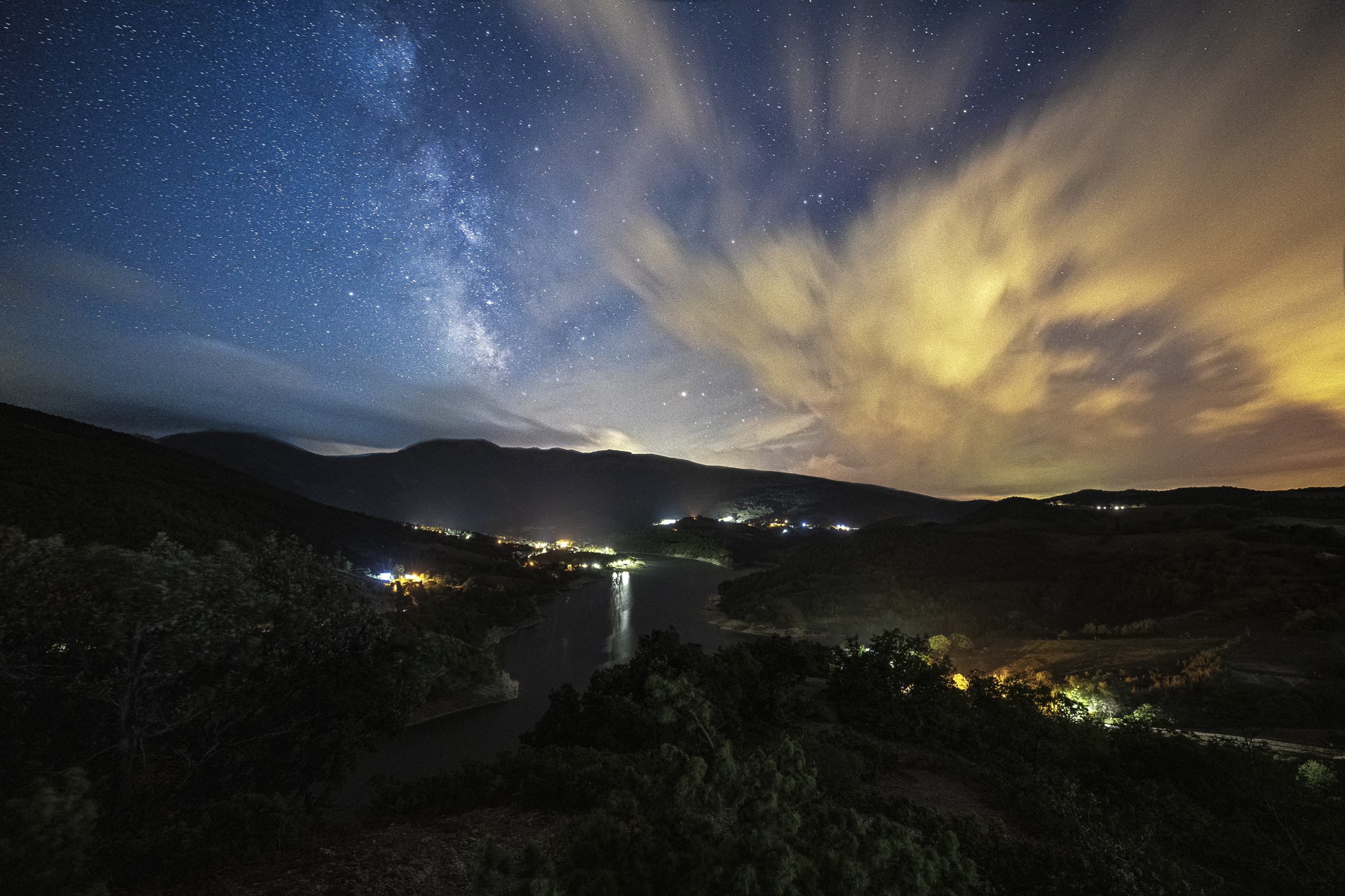 Among the stars and clouds, Lake Fiastra