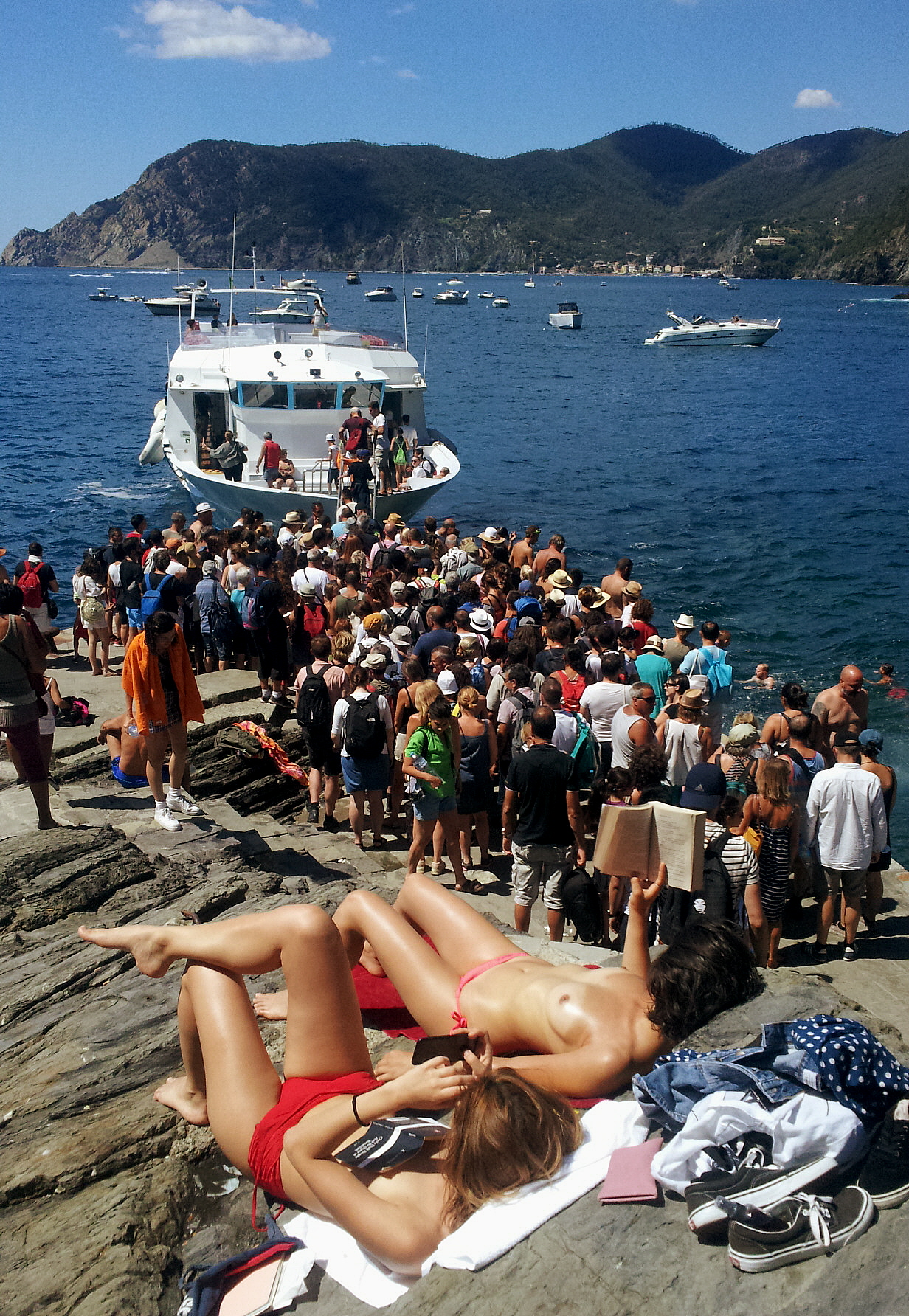 Un po' di lettura non guasta mai!!!(Vernazza)