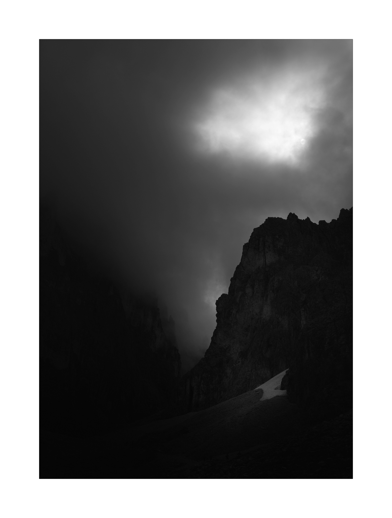 La luce tra la nebbia, vallone del Sassolungo