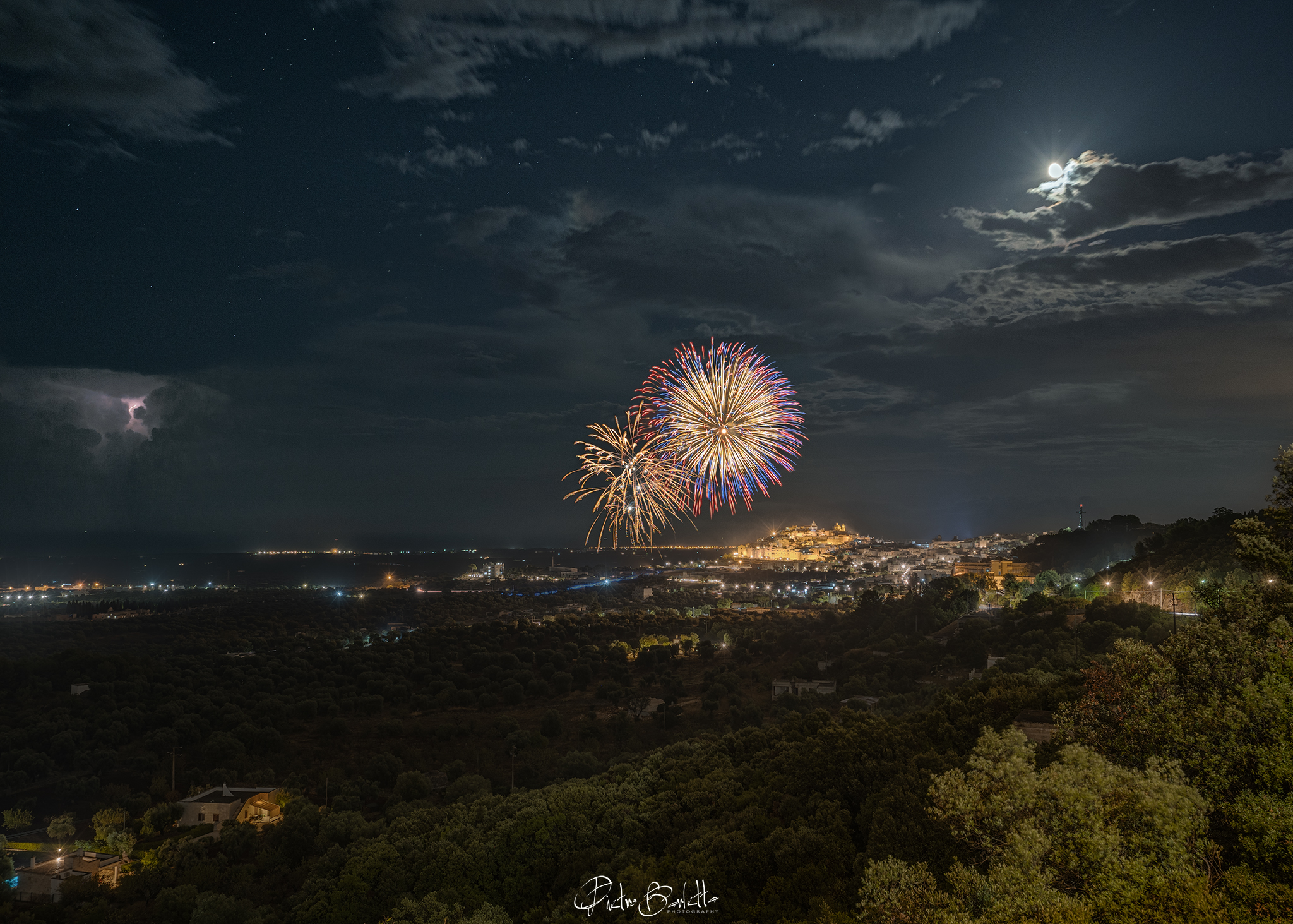 Fuochi, lampi, luna e stelle