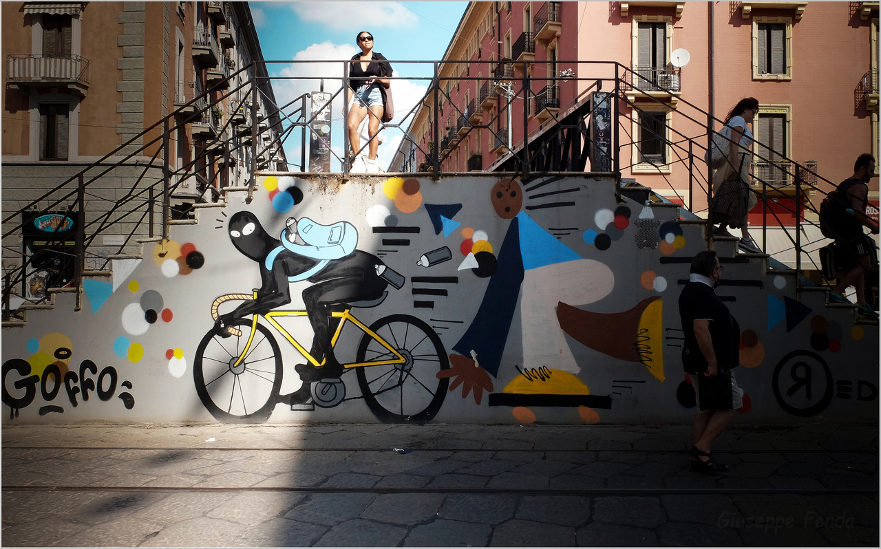 Tra riflessi e persone in  Vía Ripa di Porta Ticinese