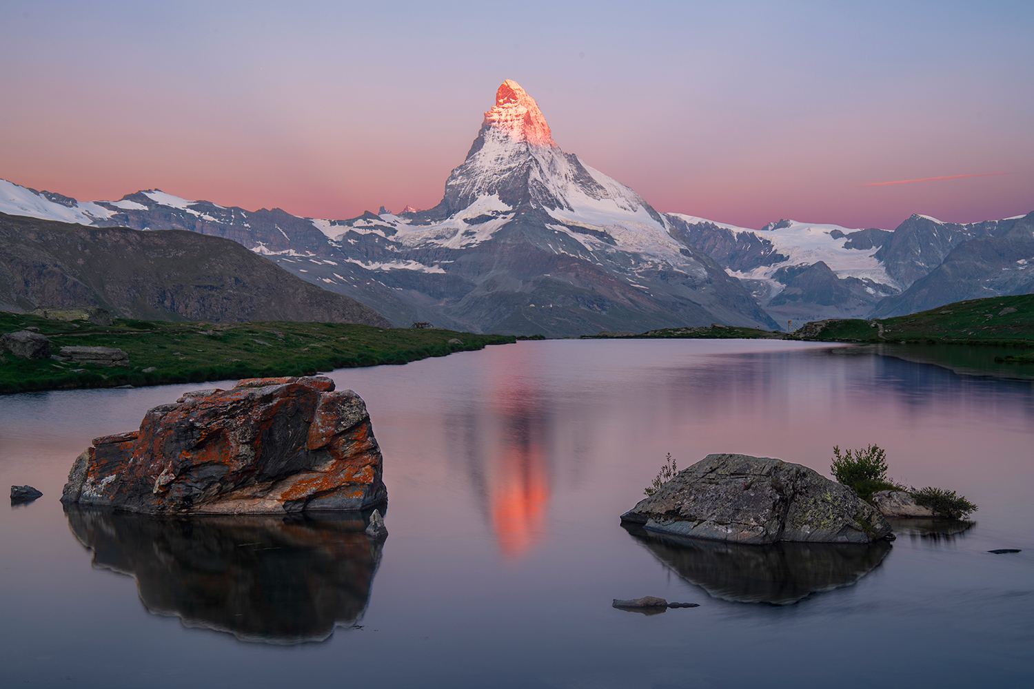 Lago Stellisee e Cervino all'alba