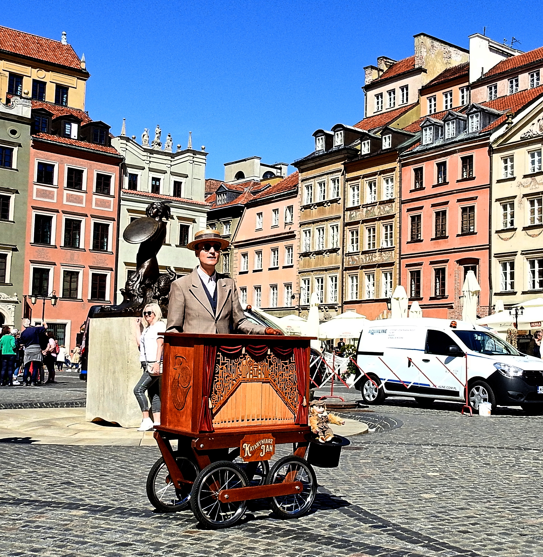 The Singer and his barrel organ/street