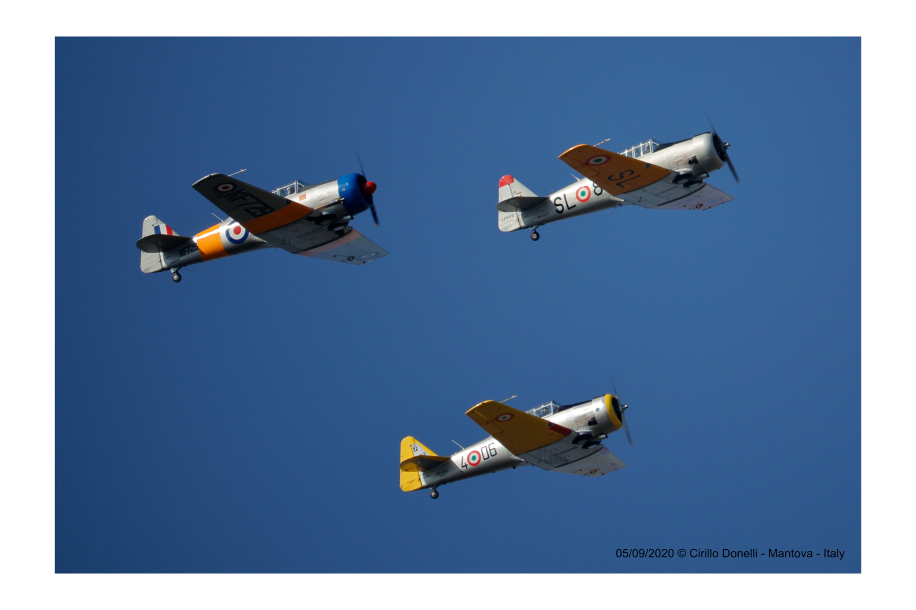 North American T-6 Texan volo in formazione.