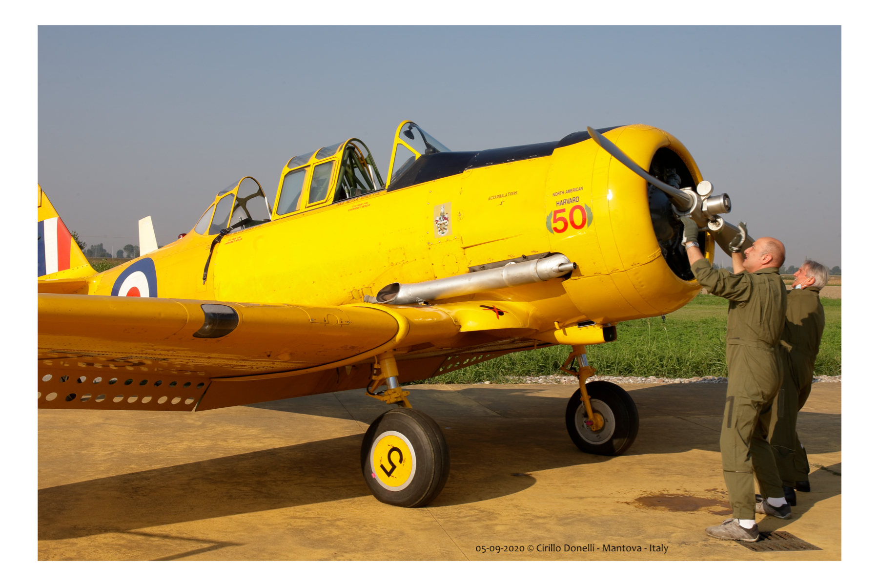 North American T-6 Texan in fase di controllo.