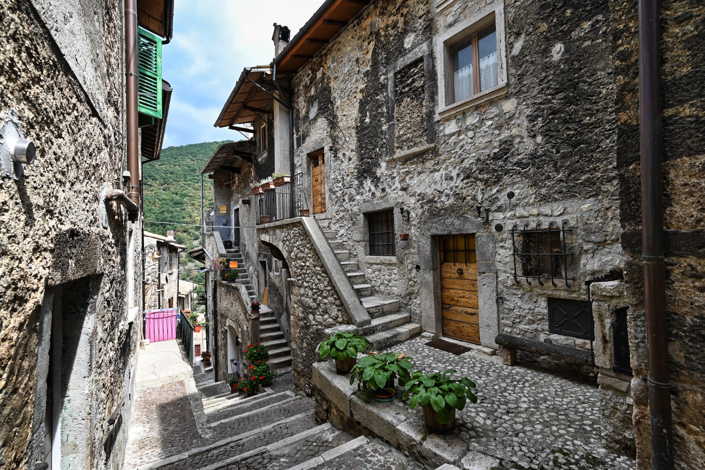 Escher scales, Scanno