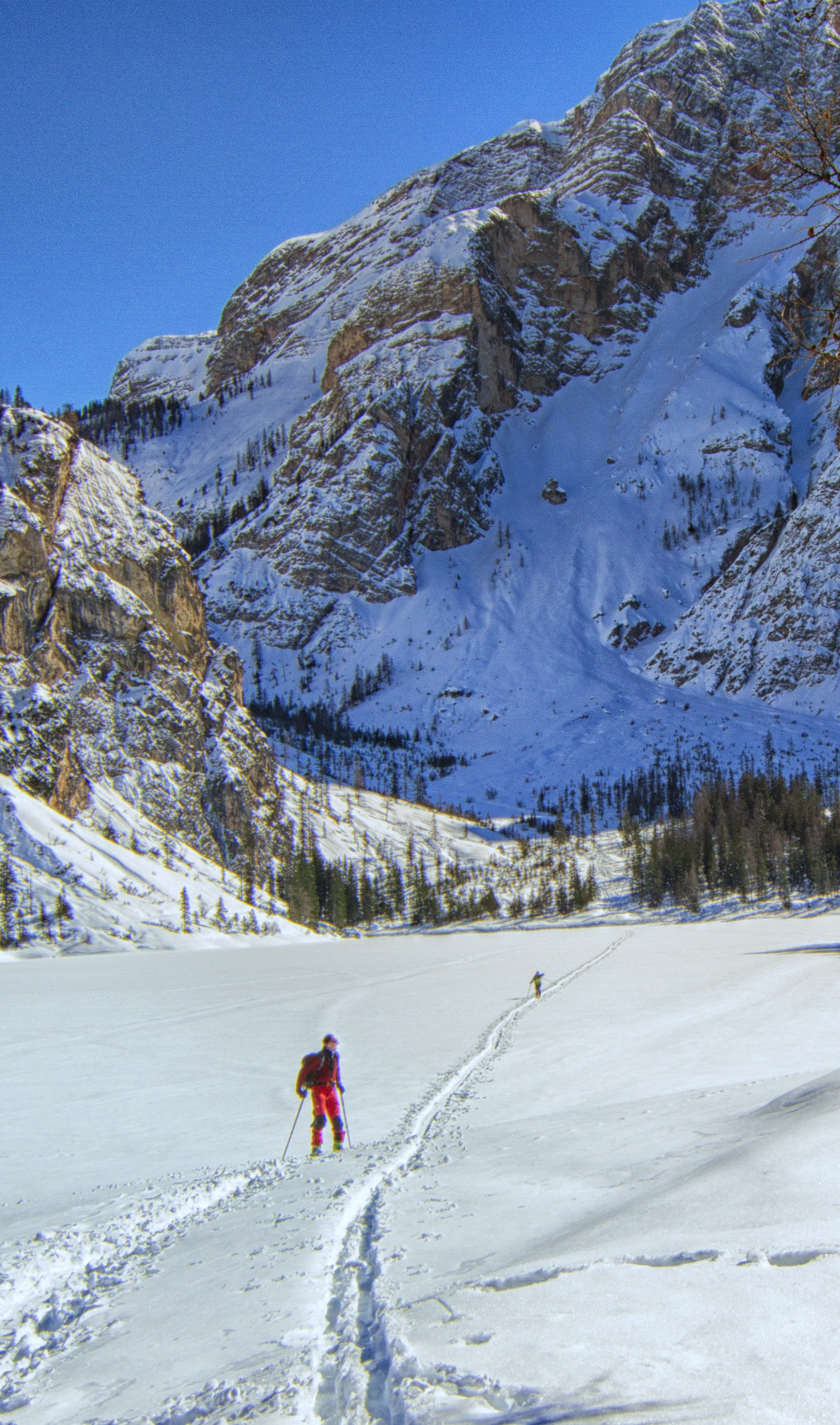 rientro dallo sci alpino sul lago di Braies