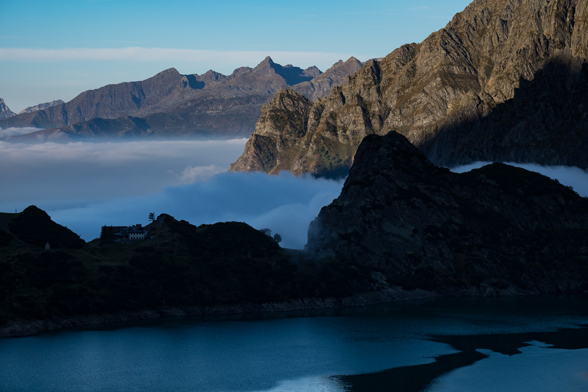 Rifugio Curò. Tra un lago di acqua e un mare di nubi
