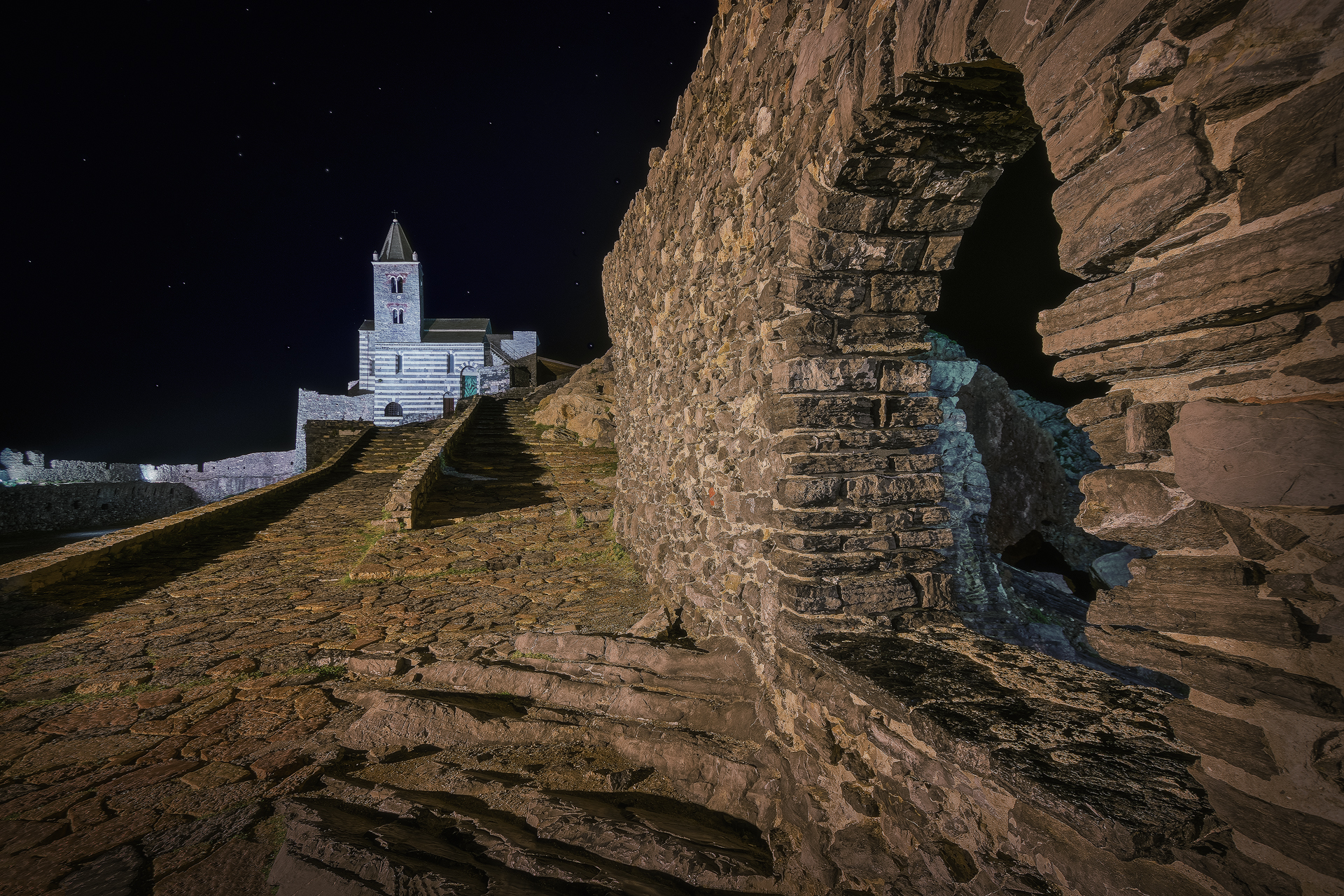 "Finestra su una notte stellata a Porto Venere"