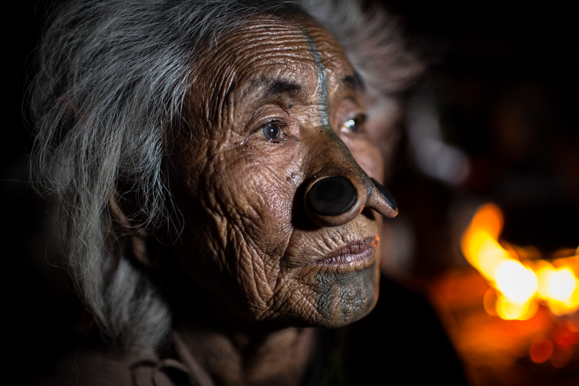 ritratto intorno al fuoco, apatani tribe