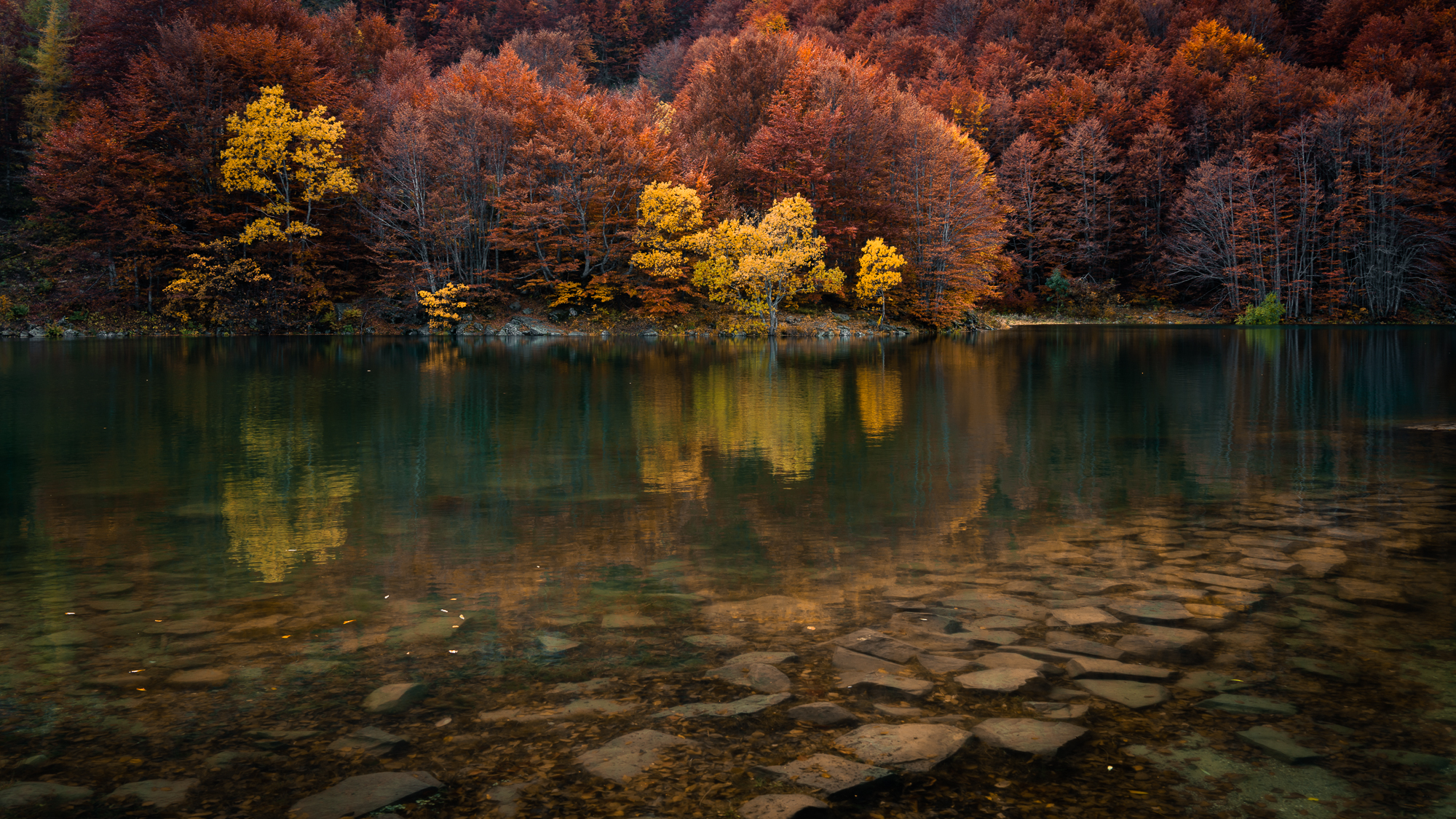 Lago Santo Modenese in veste autunnale