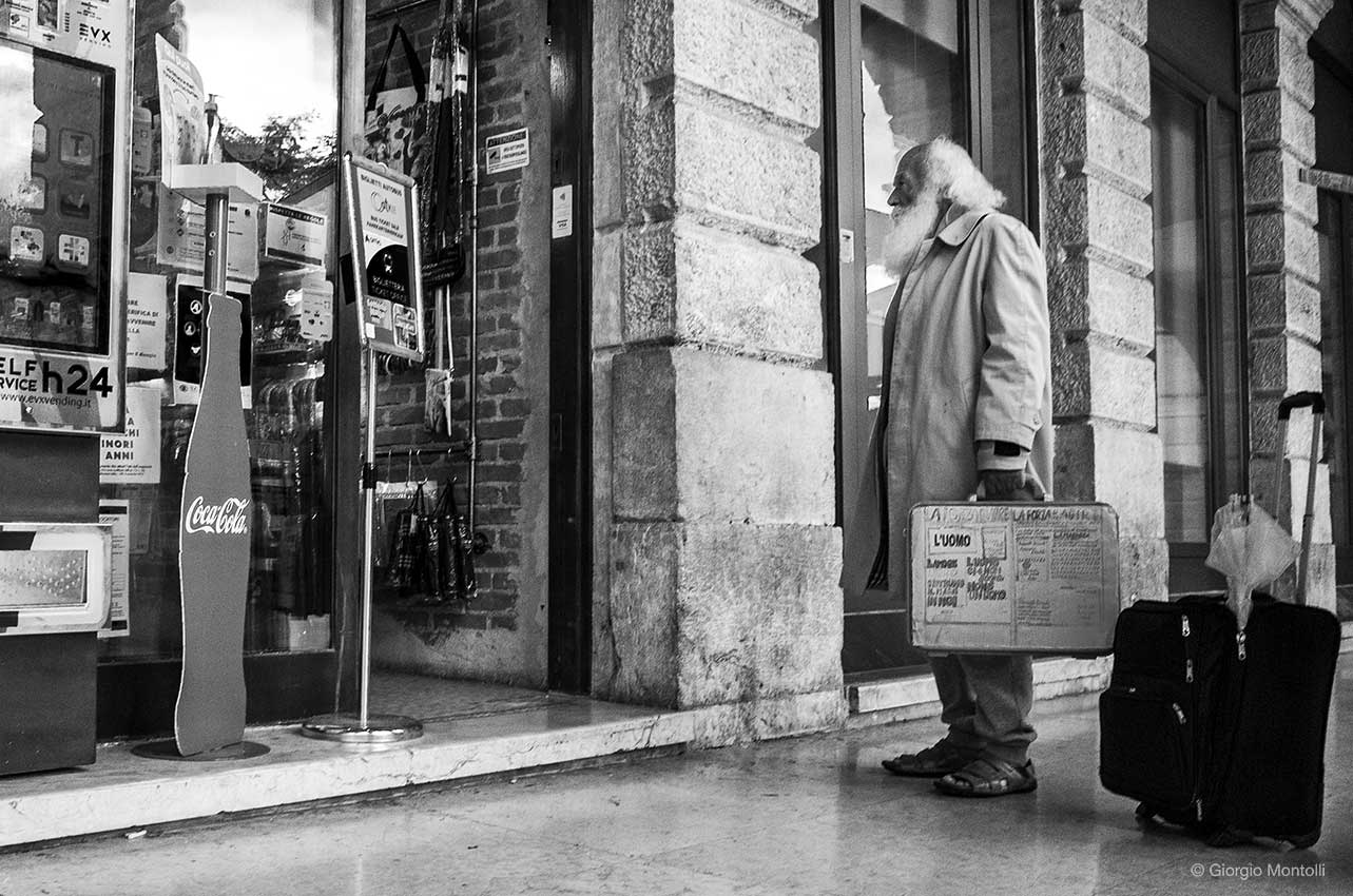 L'uomo con la valigia