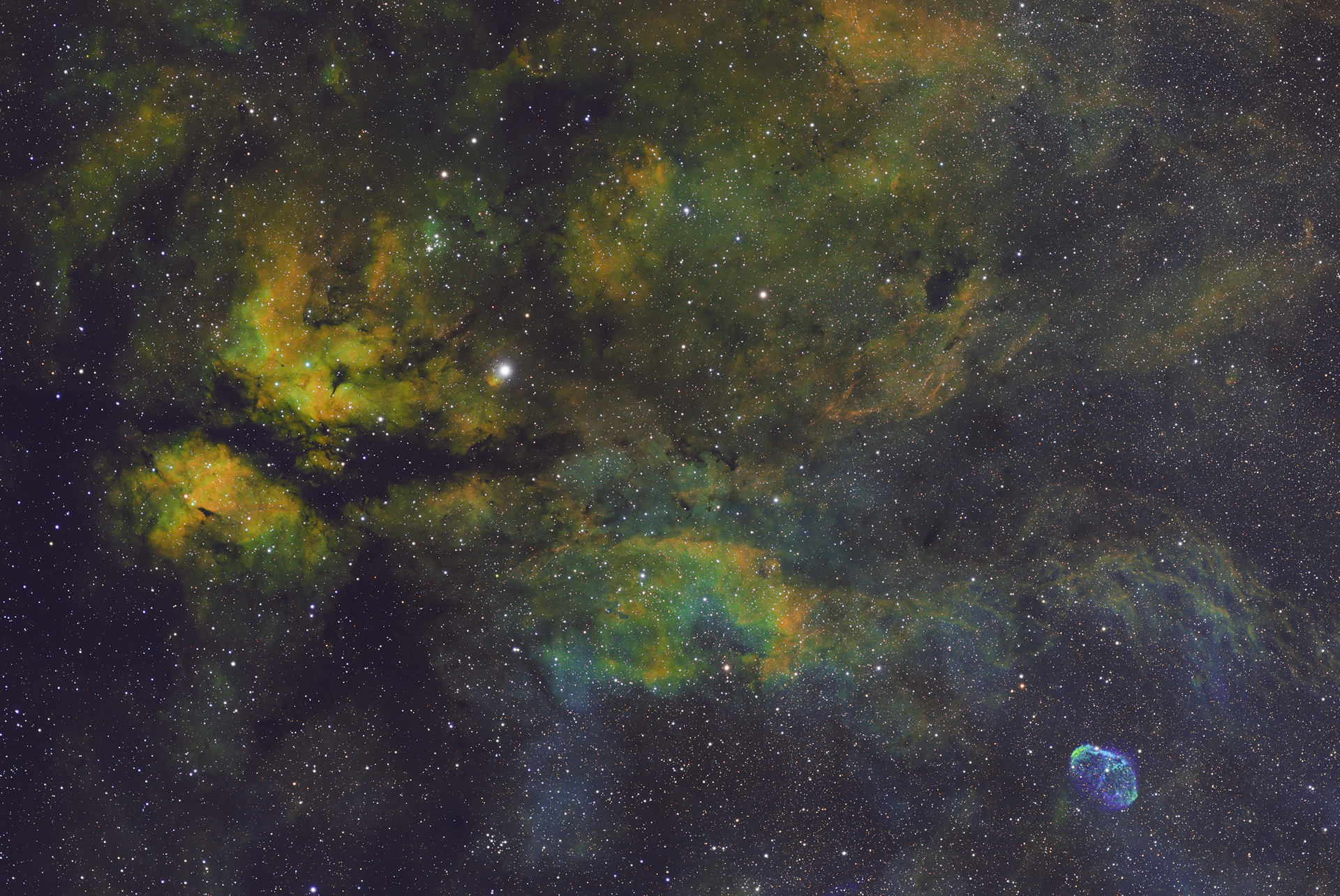 Gamma Cygni ed una piccola gemma