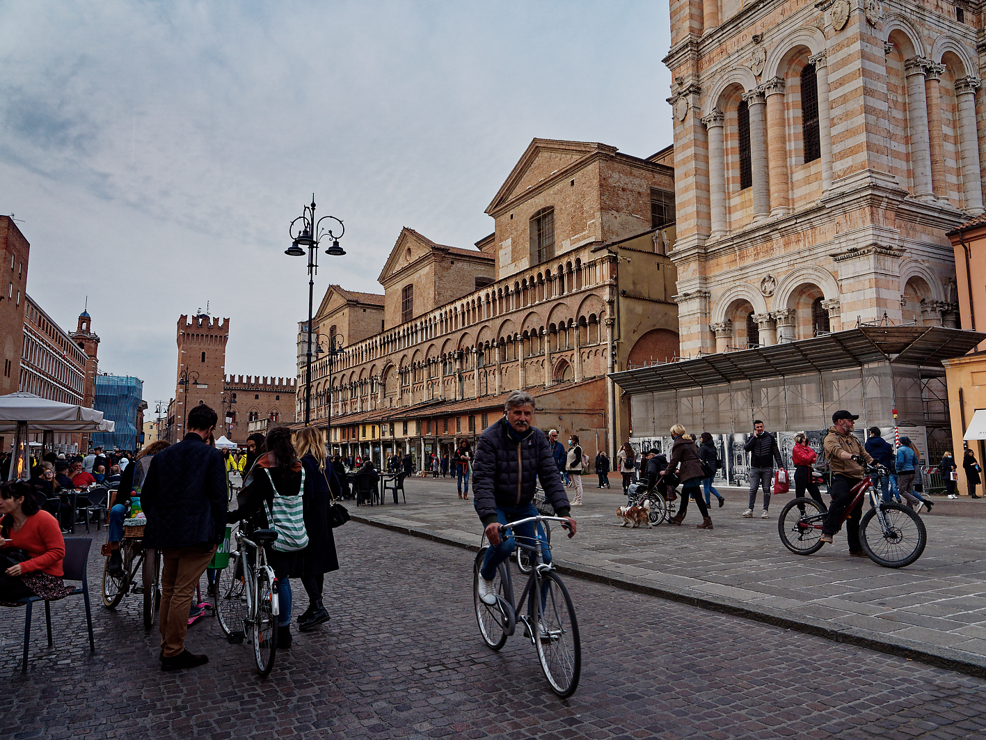 Piazza in Ferrara 2
