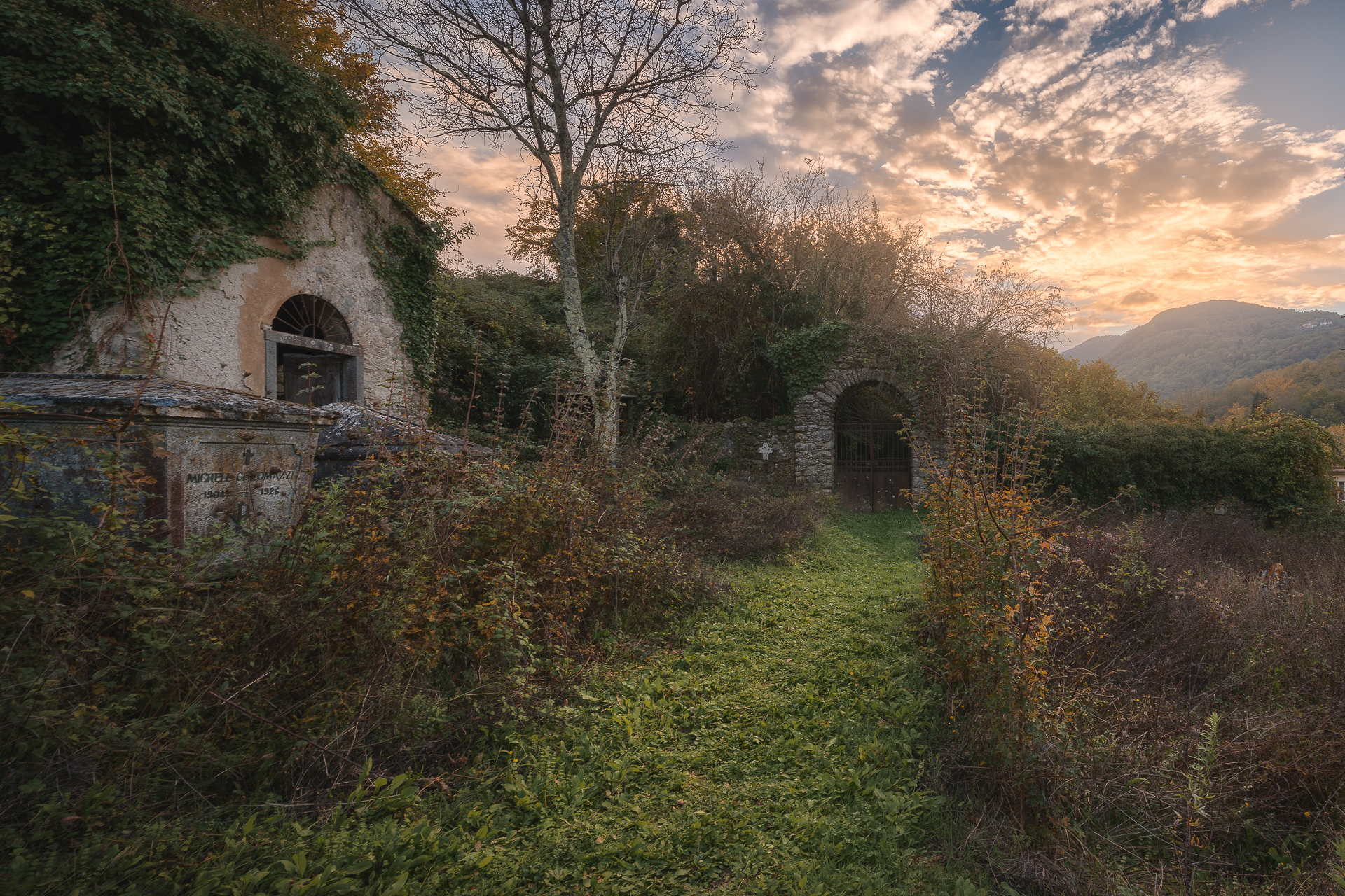 Stretta è la foglia larga è la via..
