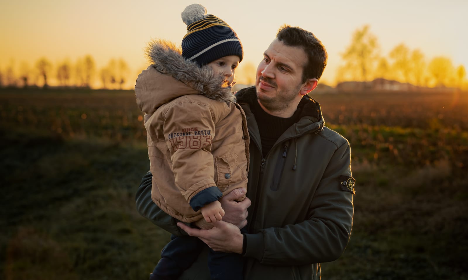 Papà e il suo bimbo al tramonto