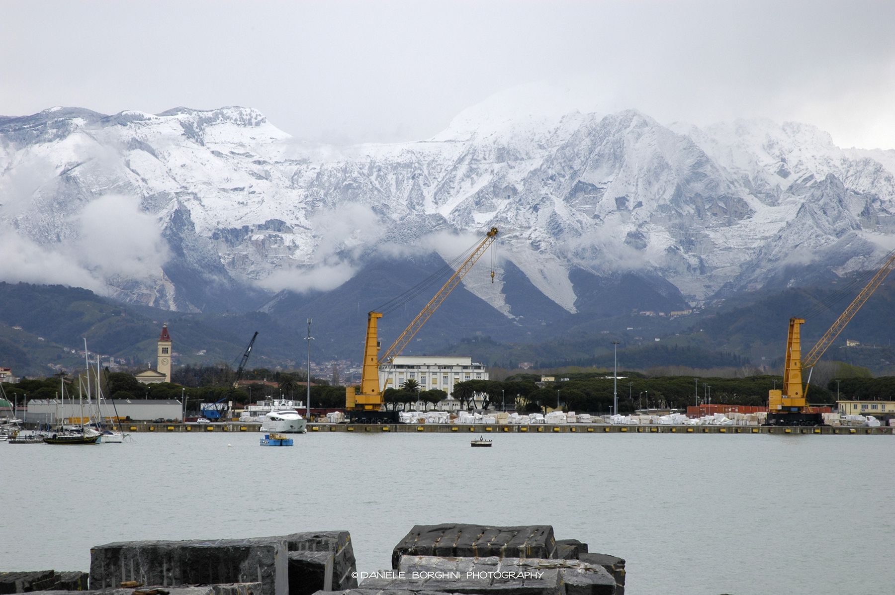 The port and the Apuan Alps