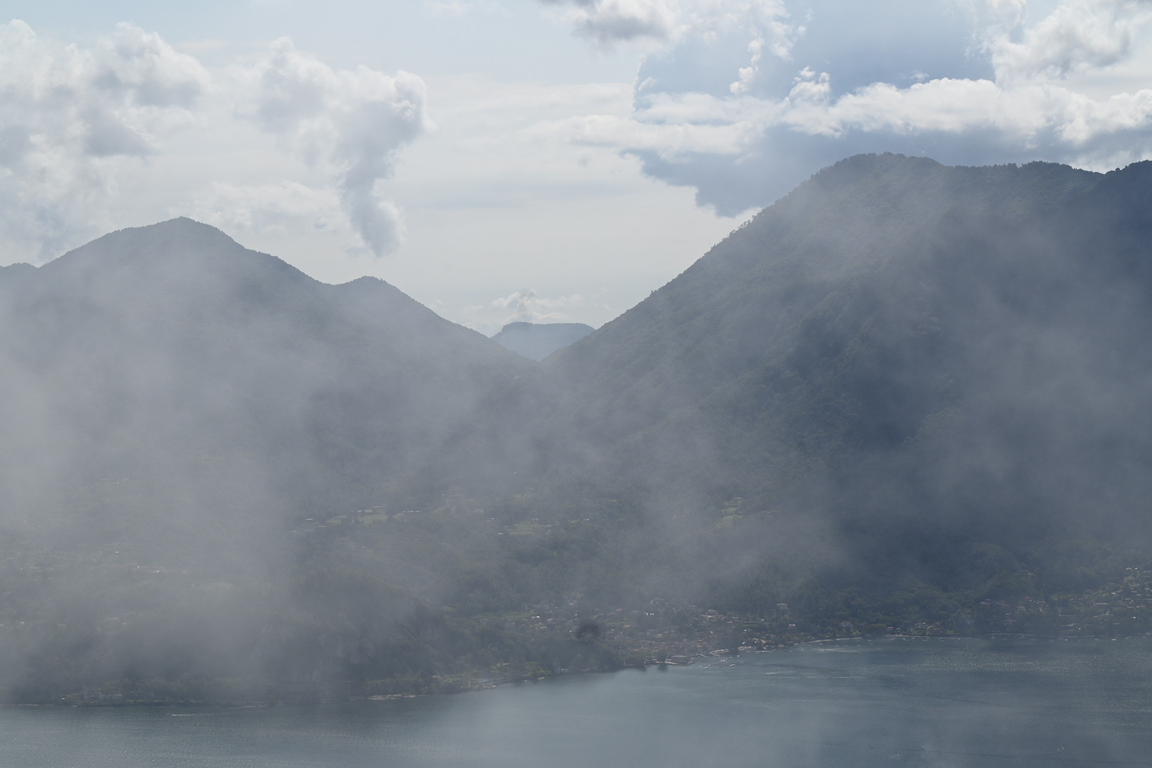 Nebbia alta sul Lago Maggiore