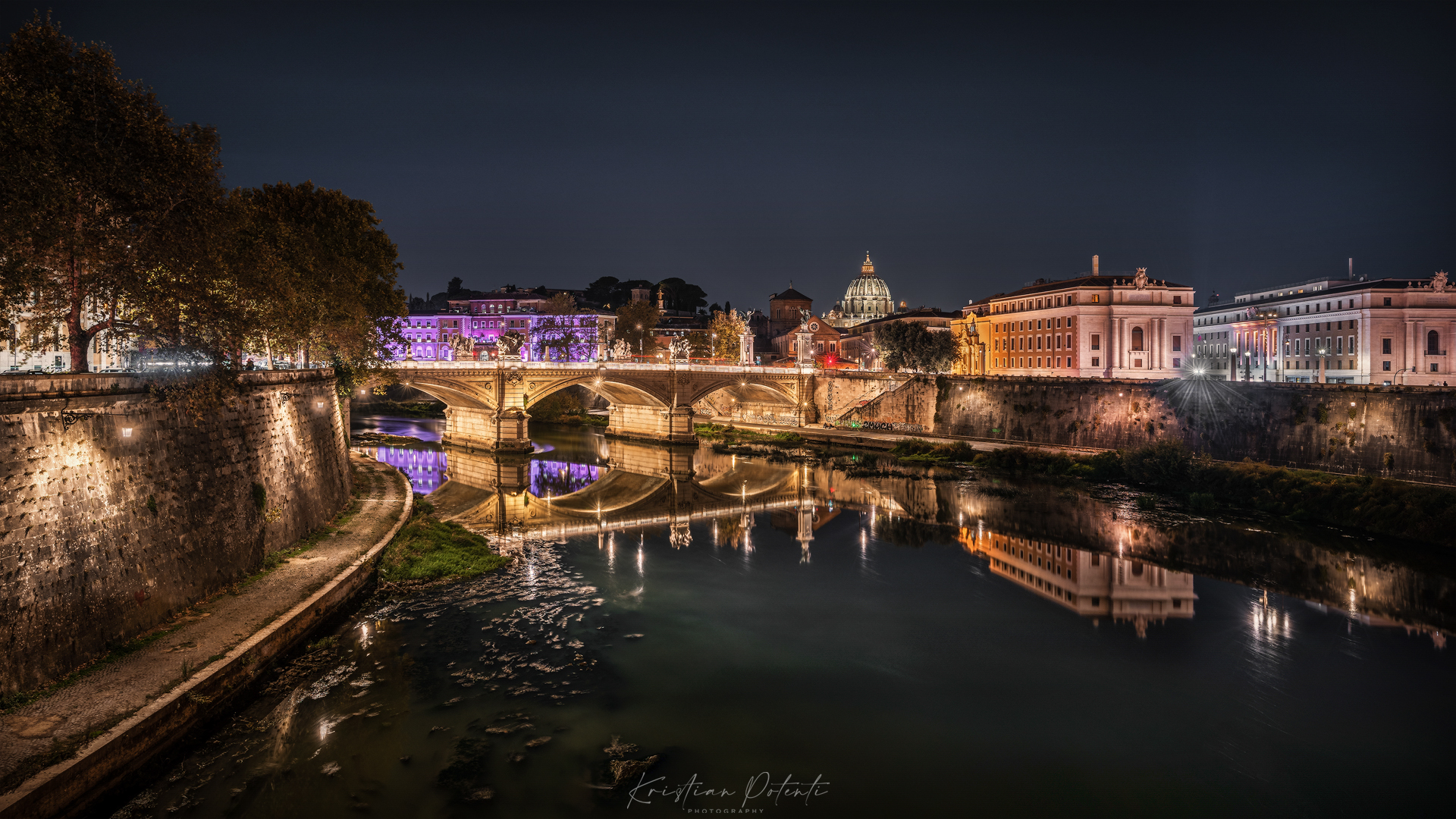 Il Tevere ed il cupolone sullo sfondo.