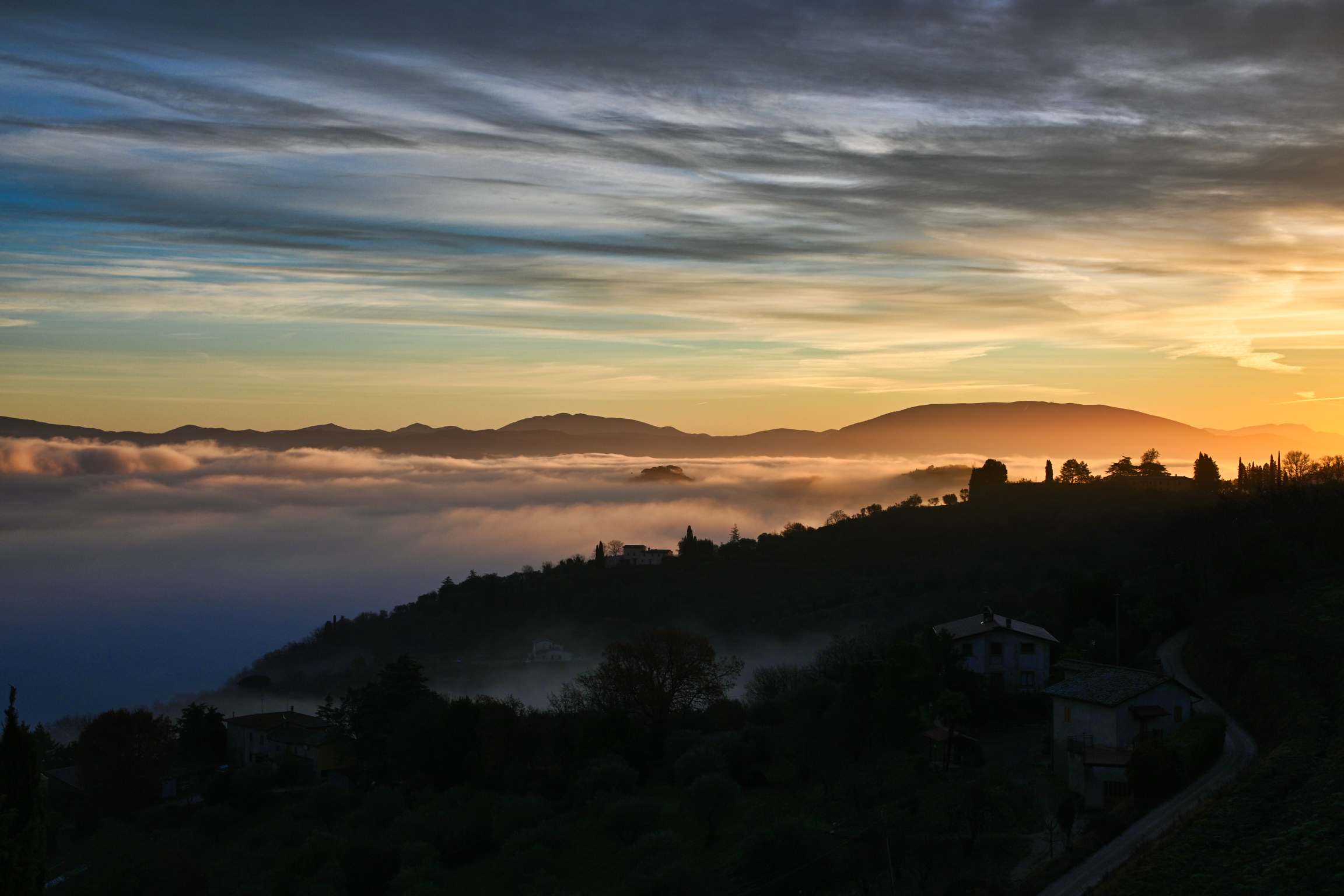 Alba sopra la nebbia