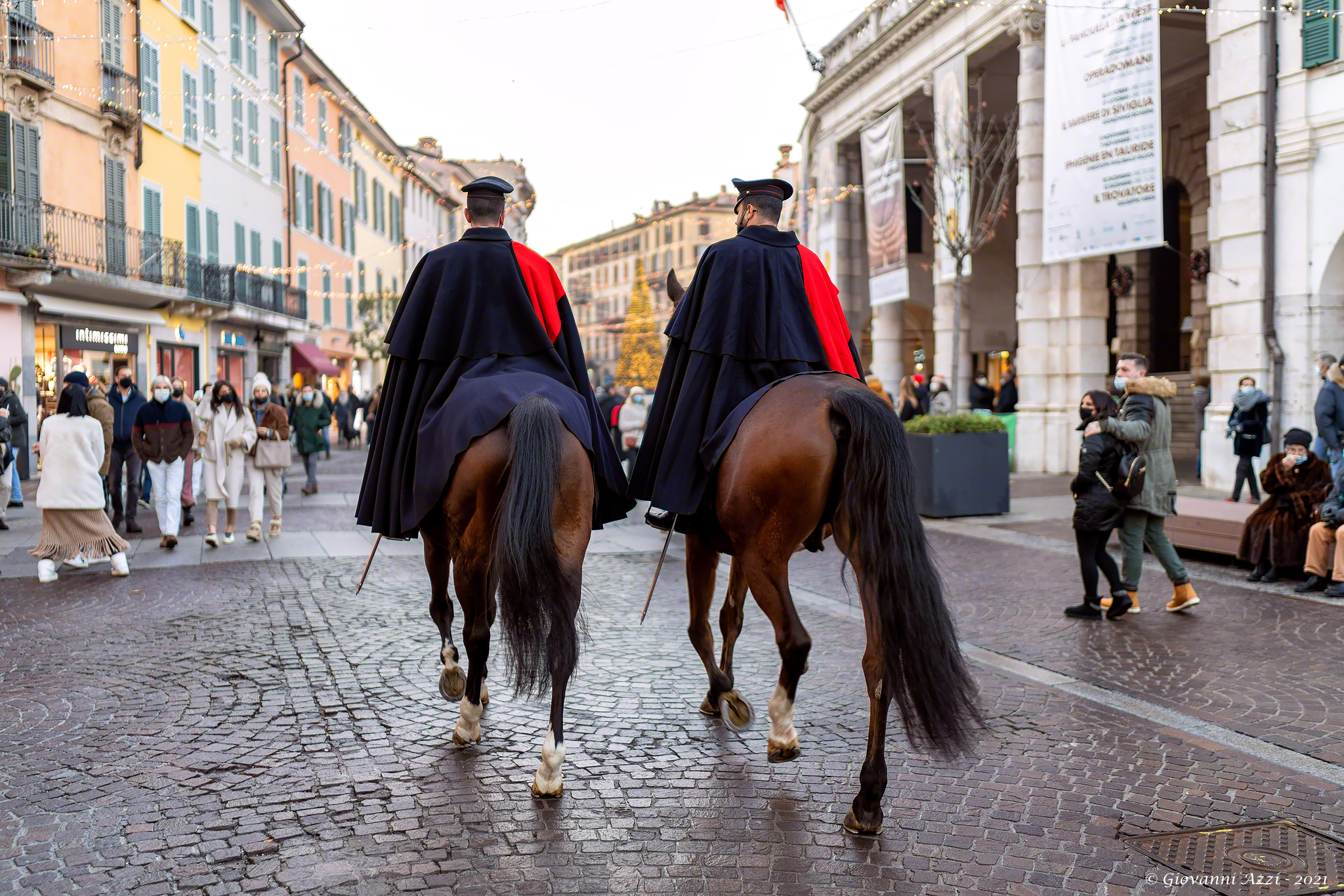 Carabinieri straddles the Christmas shopping